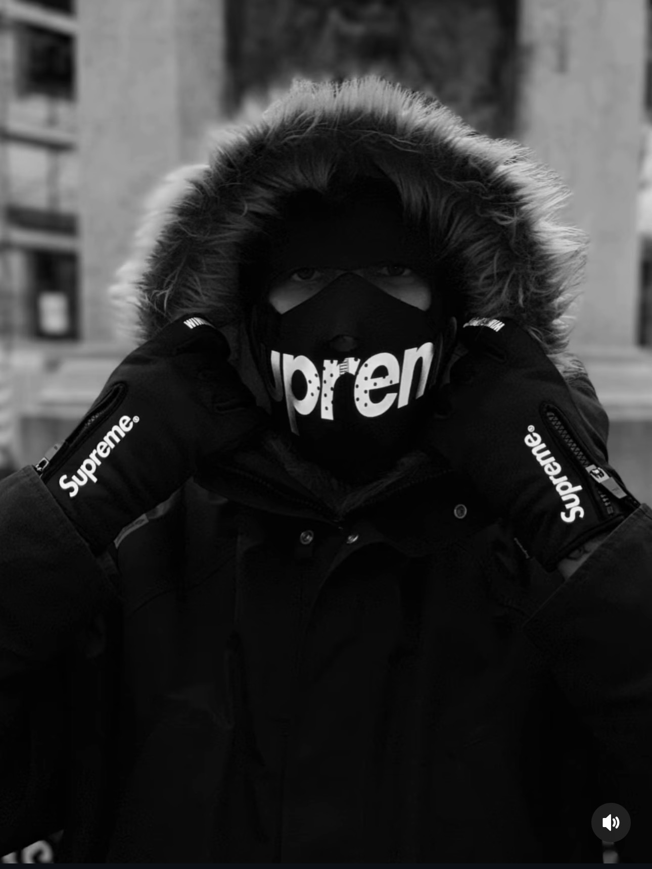 Supreme Windstopper Zip Gloves Black - 25FW, Supreme Windstopper Zip Gloves Navy - 24FW 착용 스타일 - 2