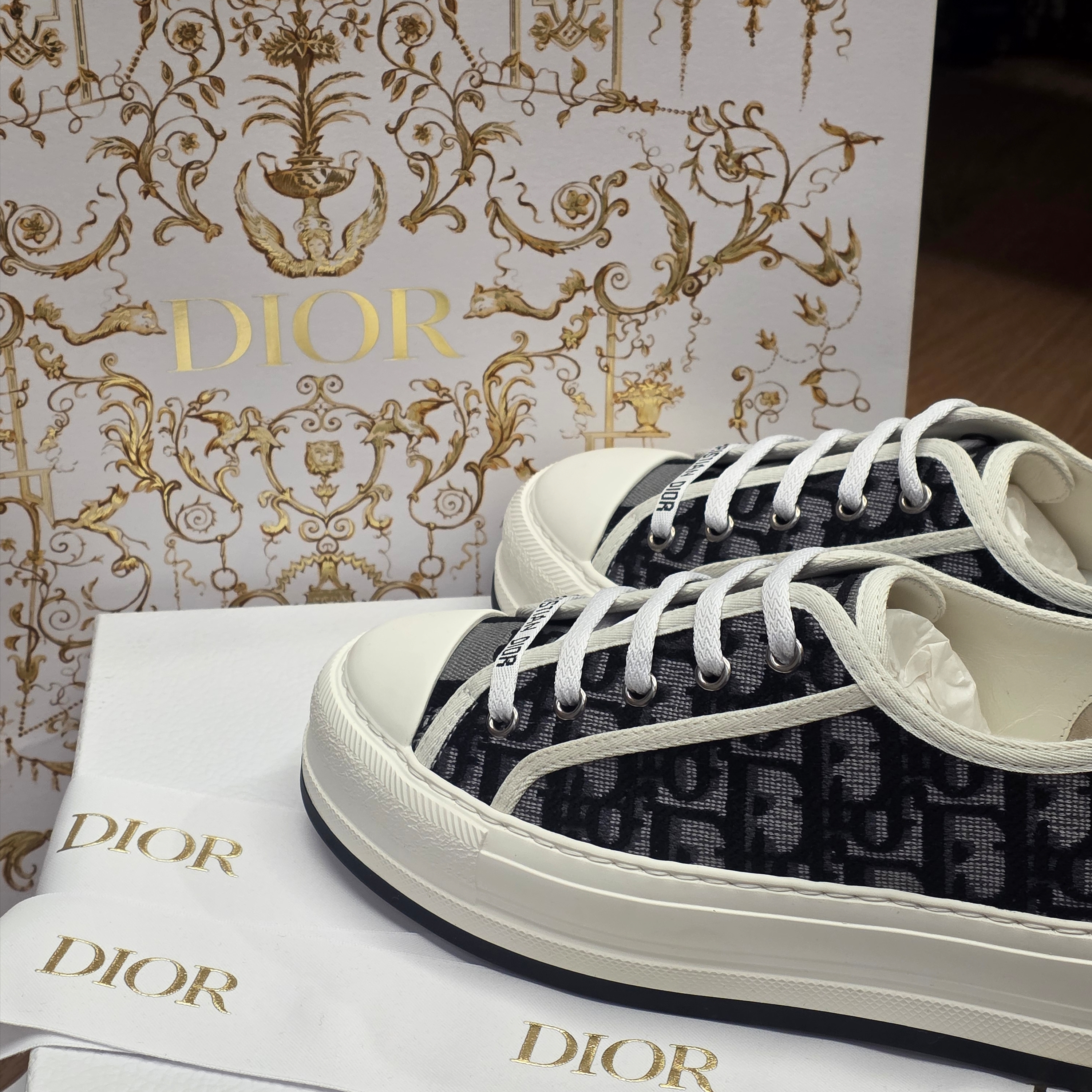 (W) Dior Walk'N'Dior Platform Sneakers in Dior Oblique Embroidery Cotton Deep Grey 착용 스타일