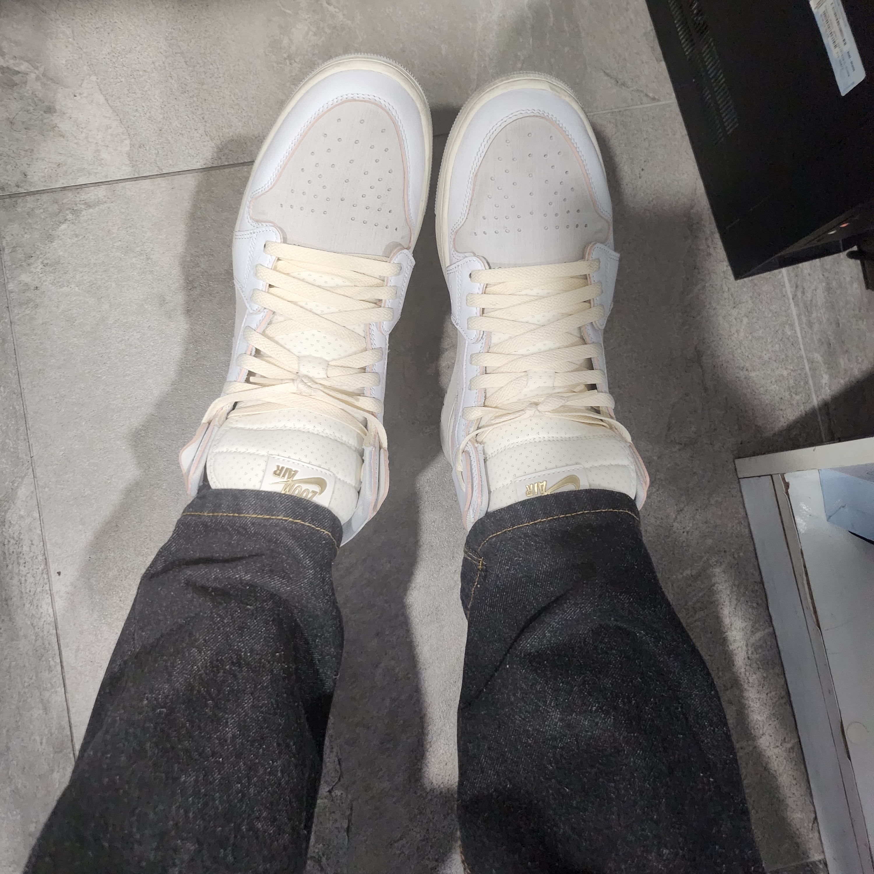 Jordan 1 Zoom Air CMFT 2 White Gold Neutral Grey 착용 스타일