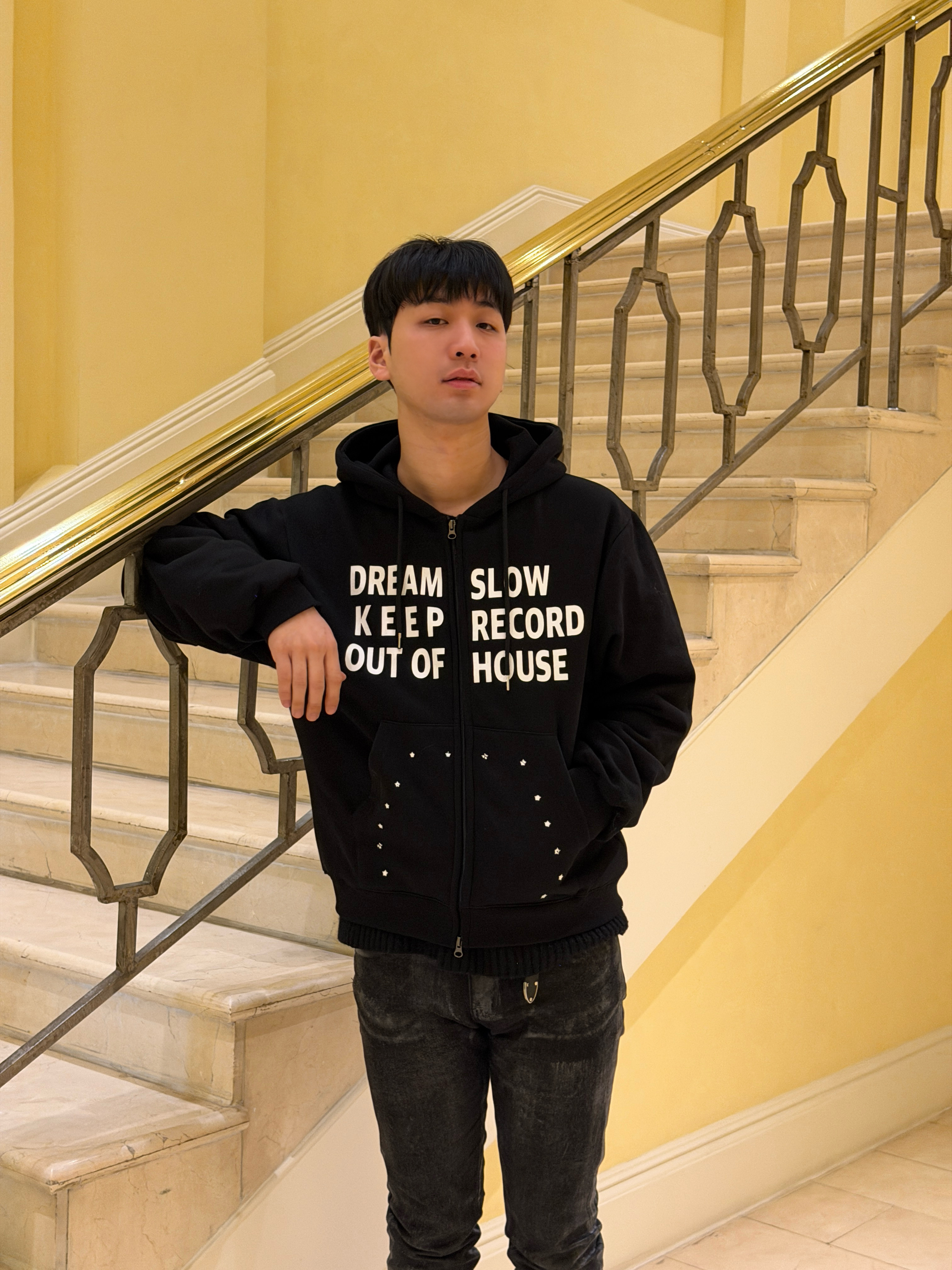 SLOW RECORD HOUSE Typo Star Hood Zip-up Black 착용 스타일 - 2