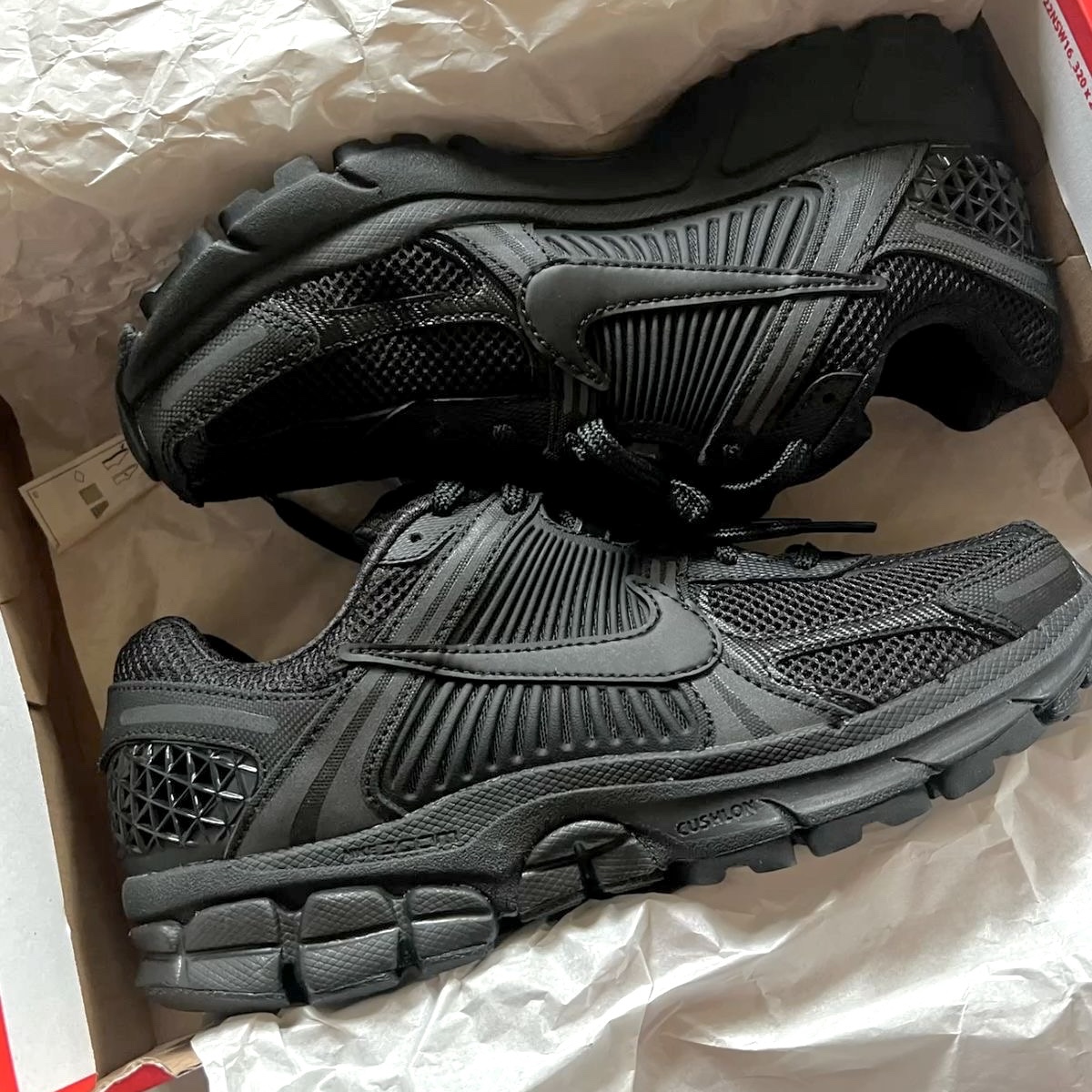 Nike Zoom Vomero 5 SP Black 착용 스타일 - 3