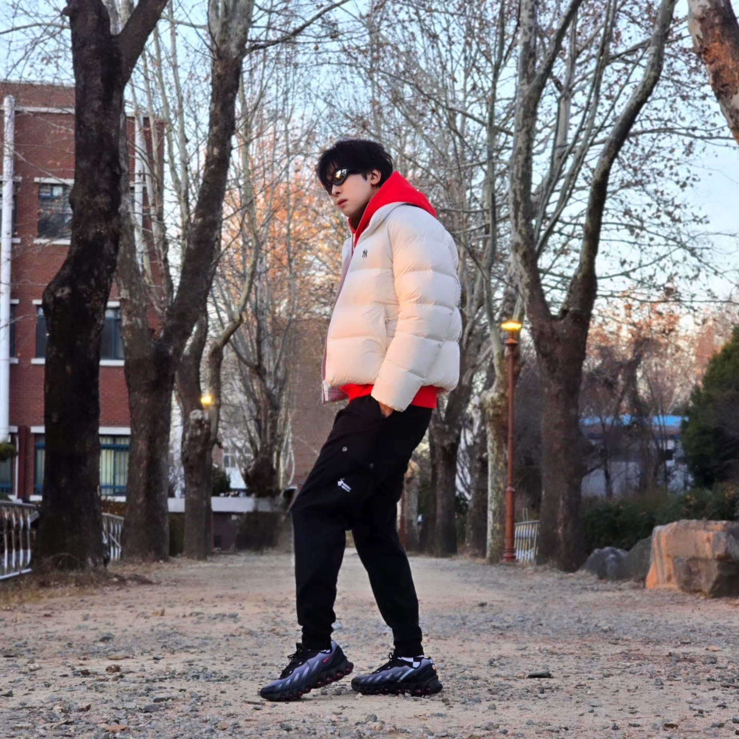 Stussy Beach Roots Hoodie Red, Nike Air Max Dn8 Black Anthracite 착용 스타일 - 2