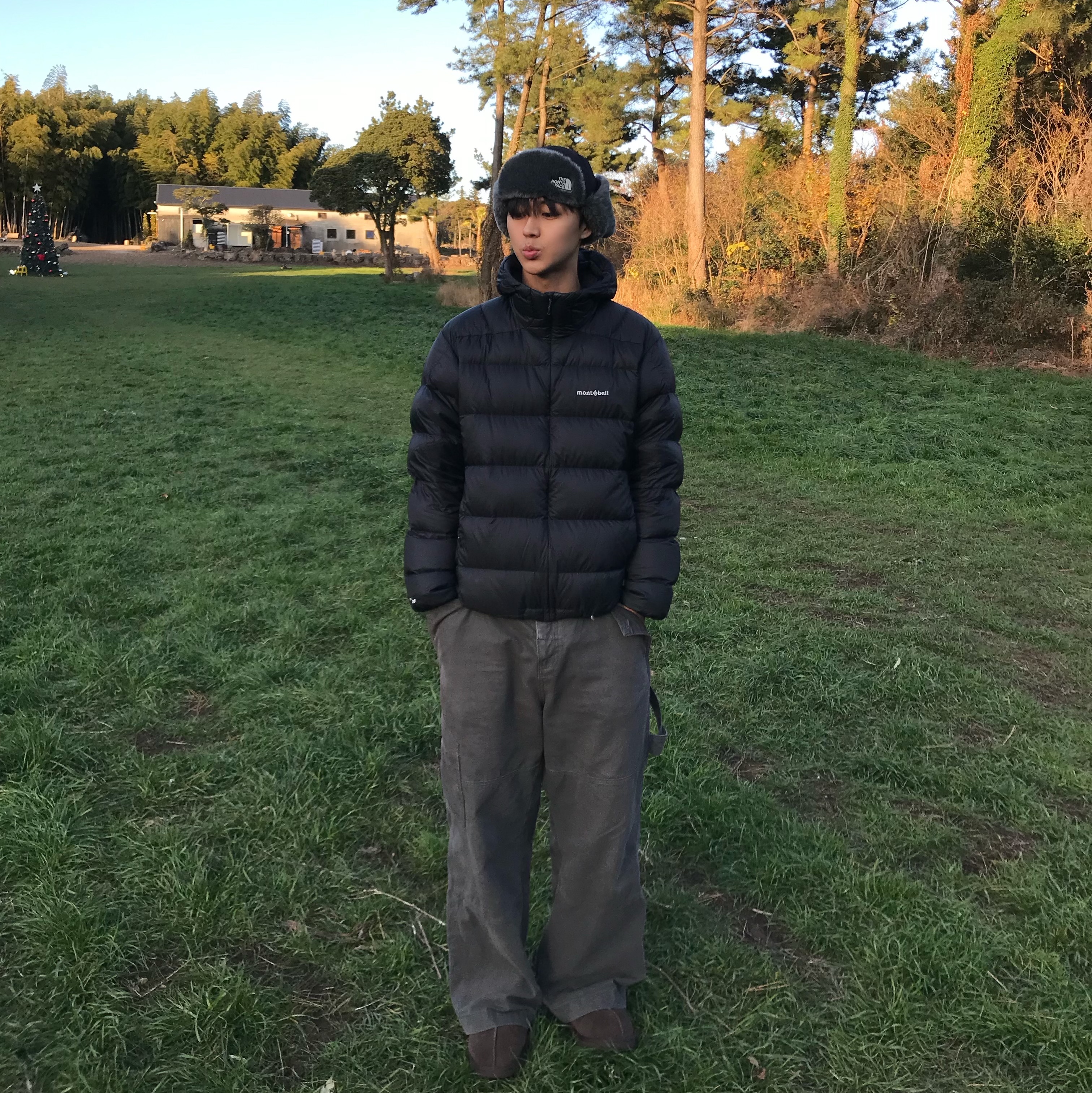 Montbell Light Alpine Down Parka Black, The North Face Expedition Earmuff Cap Black 착용 스타일 - 3