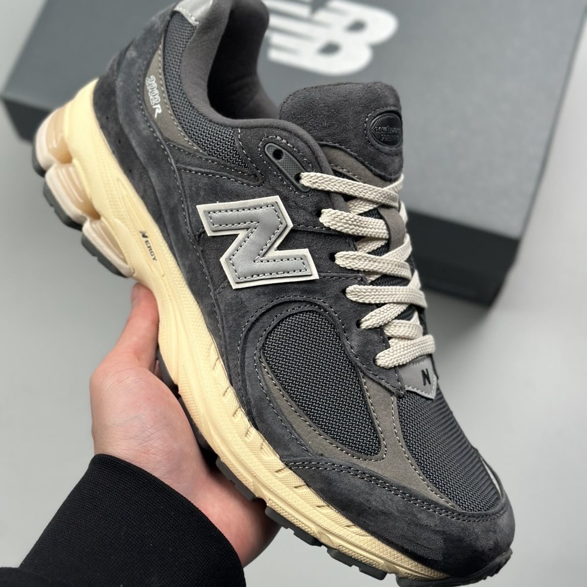 New Balance 2002R Special Vintage Black Grey 착용 스타일 - 1