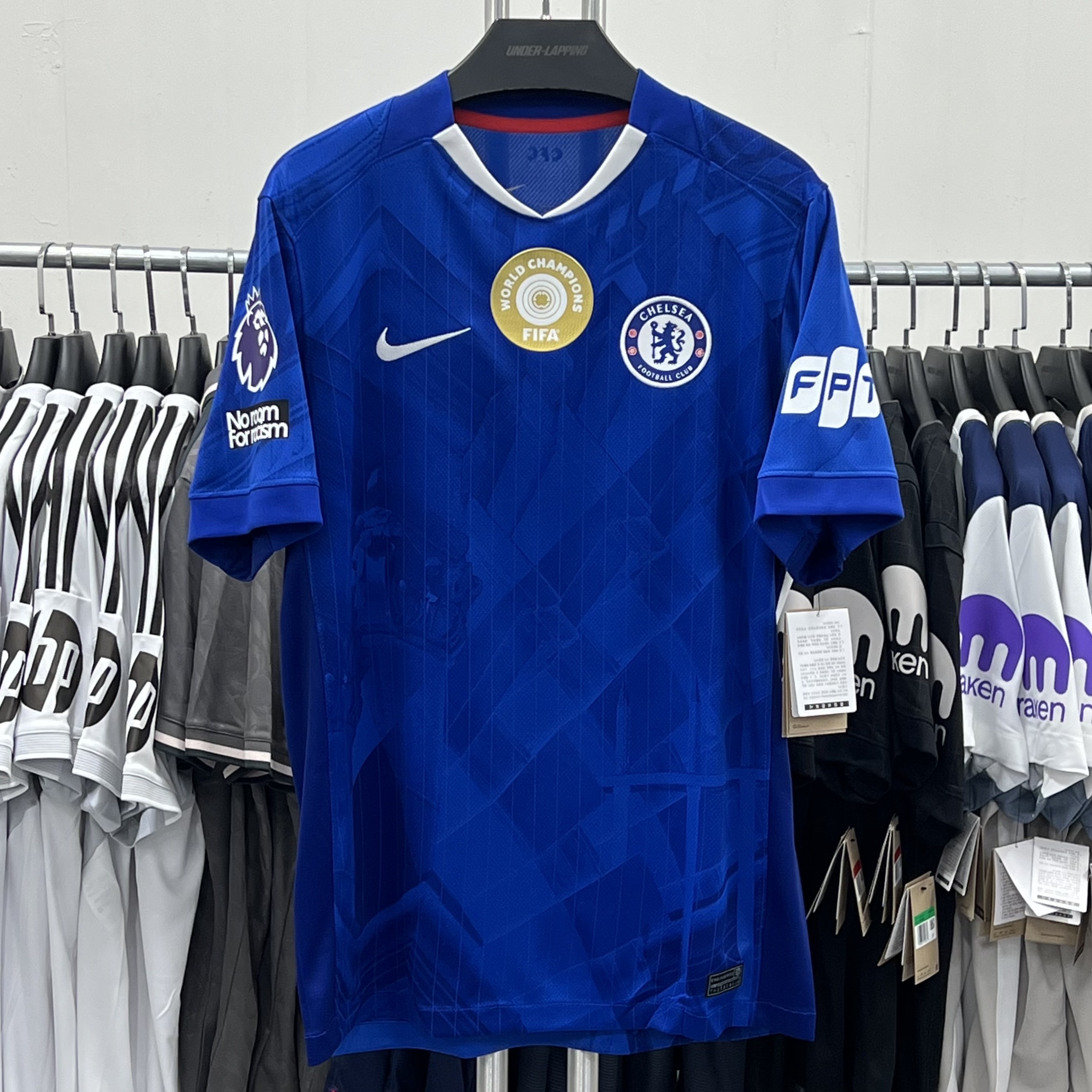 Nike Chelsea FC 2025/26 Stadium 3rd Dri-Fit Total 90 Replica Jersey Black Field Silver Game Royal (Non Marking Ver.), Nike Chelsea FC 2025/26 Stadium Home Dri-Fit Soccer Replica Jersey Rush Blue White (Non Marking Ver.) 착용 스타일 - 2