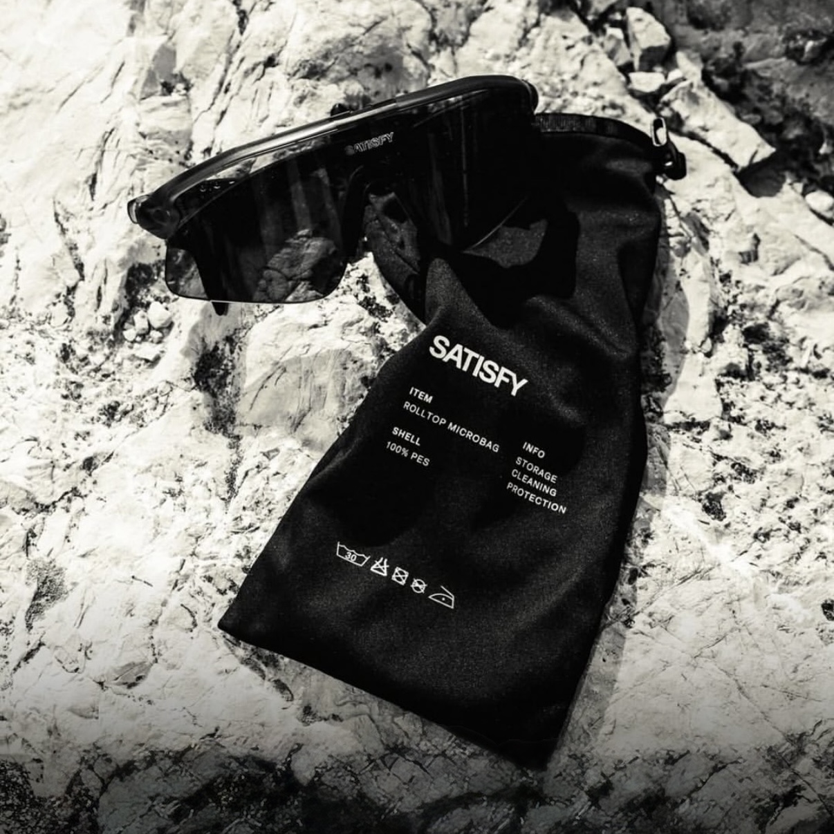 Oakley x Satisfy Stunt Devil Black 착용 스타일 - 2