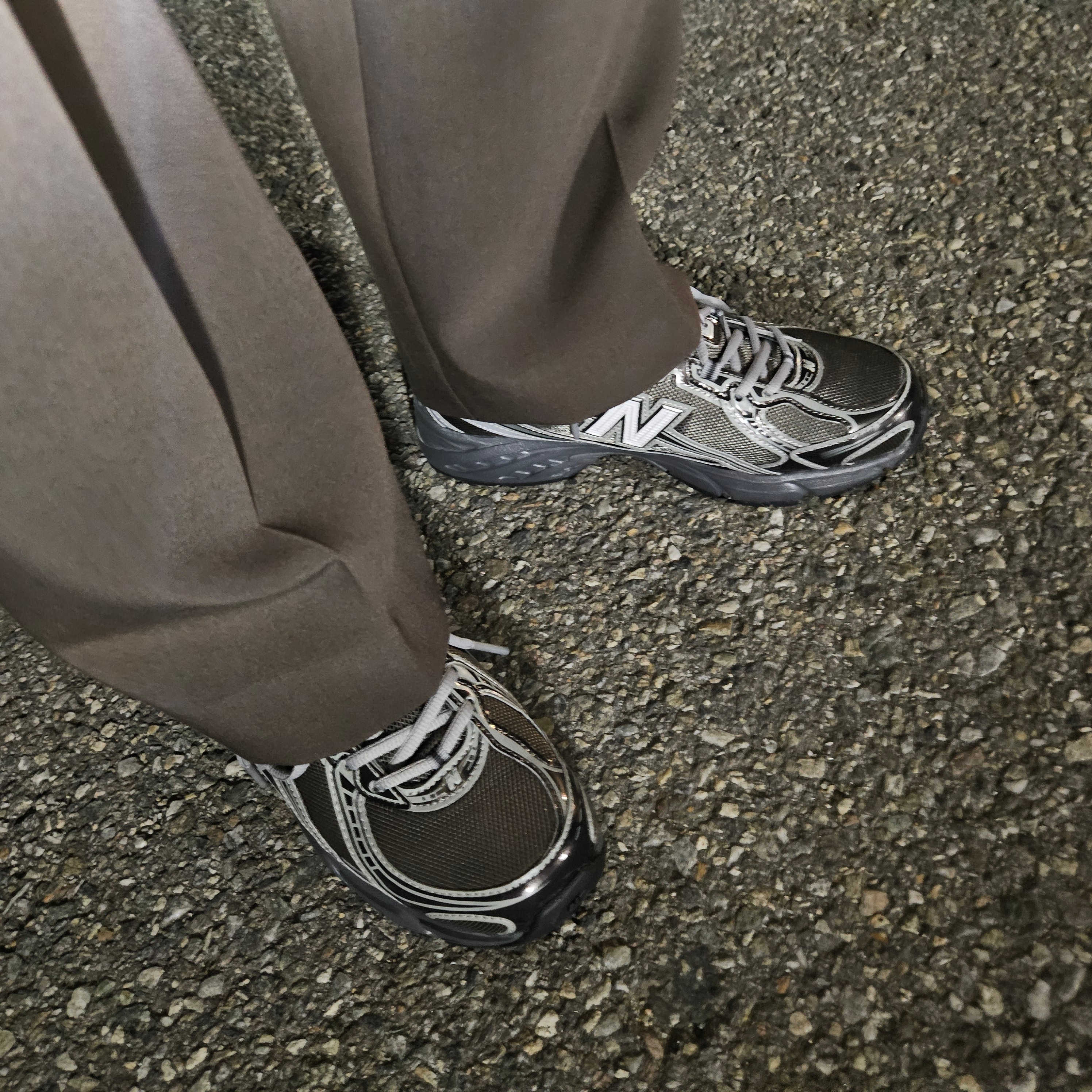 New Balance 740 Black Metallic 착용 스타일
