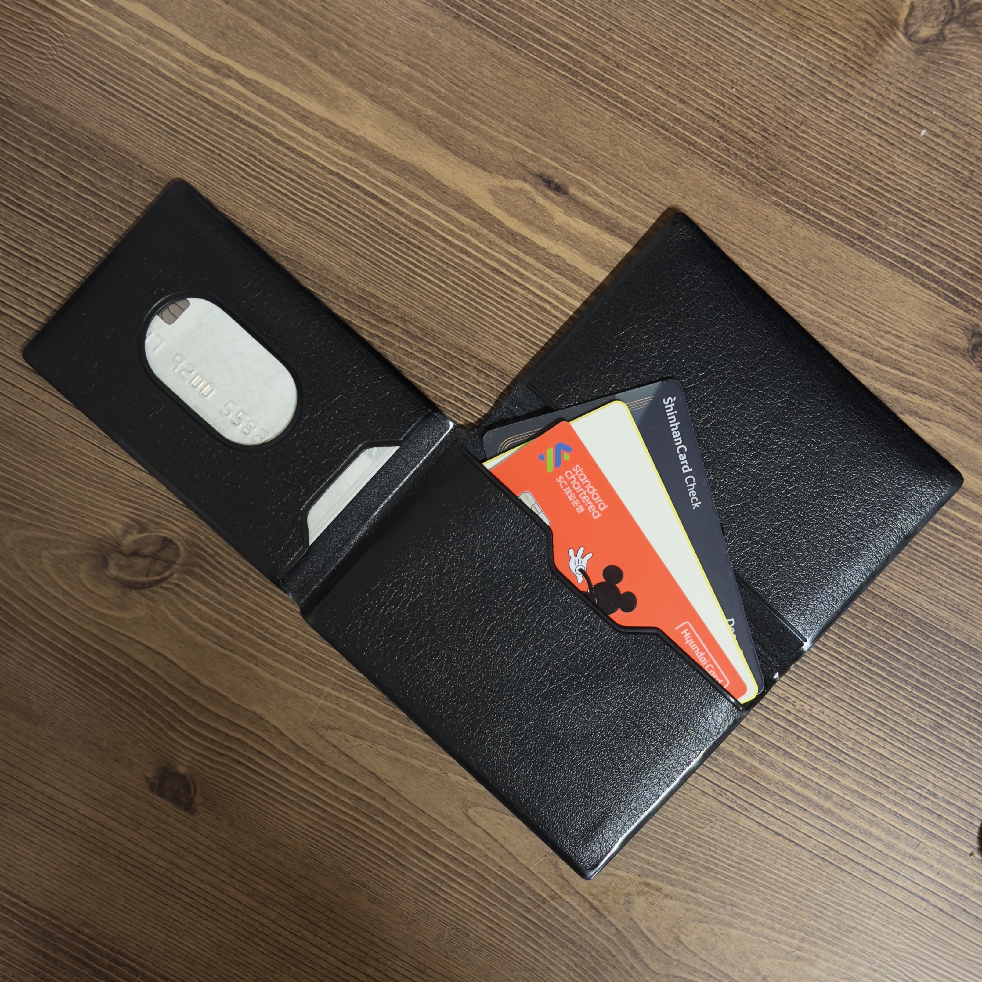 Beams x Hightide Special Order Pass & Card Case Black 착용 스타일 - 2
