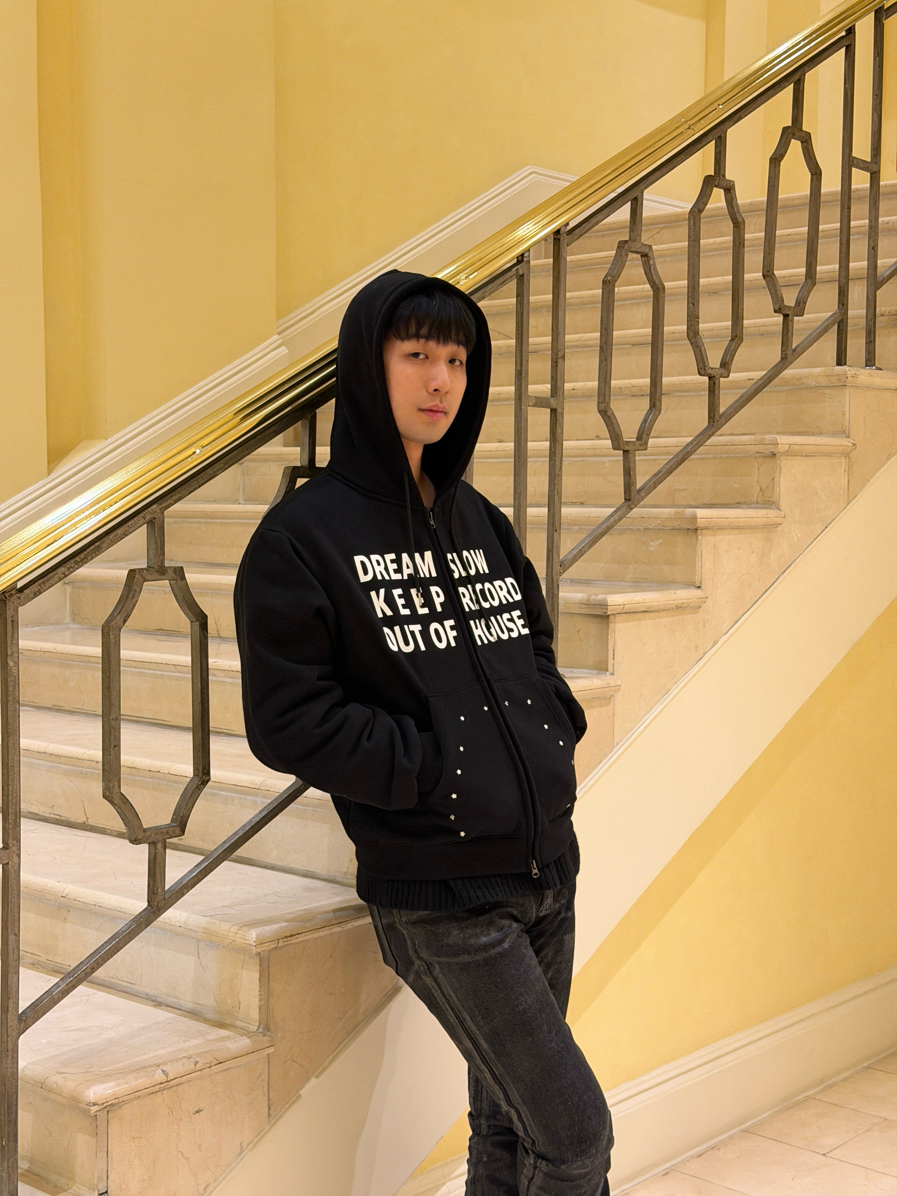 SLOW RECORD HOUSE Typo Star Hood Zip-up Black 착용 스타일 - 1