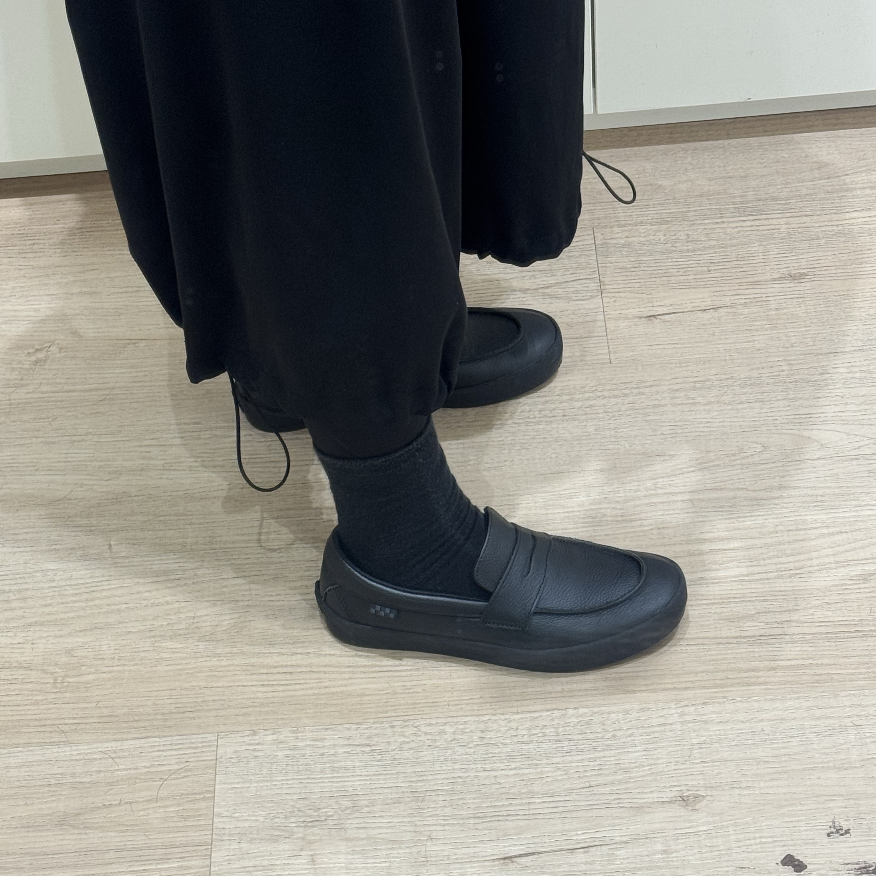 Vans Skate Loafer Black 착용 스타일 - 1