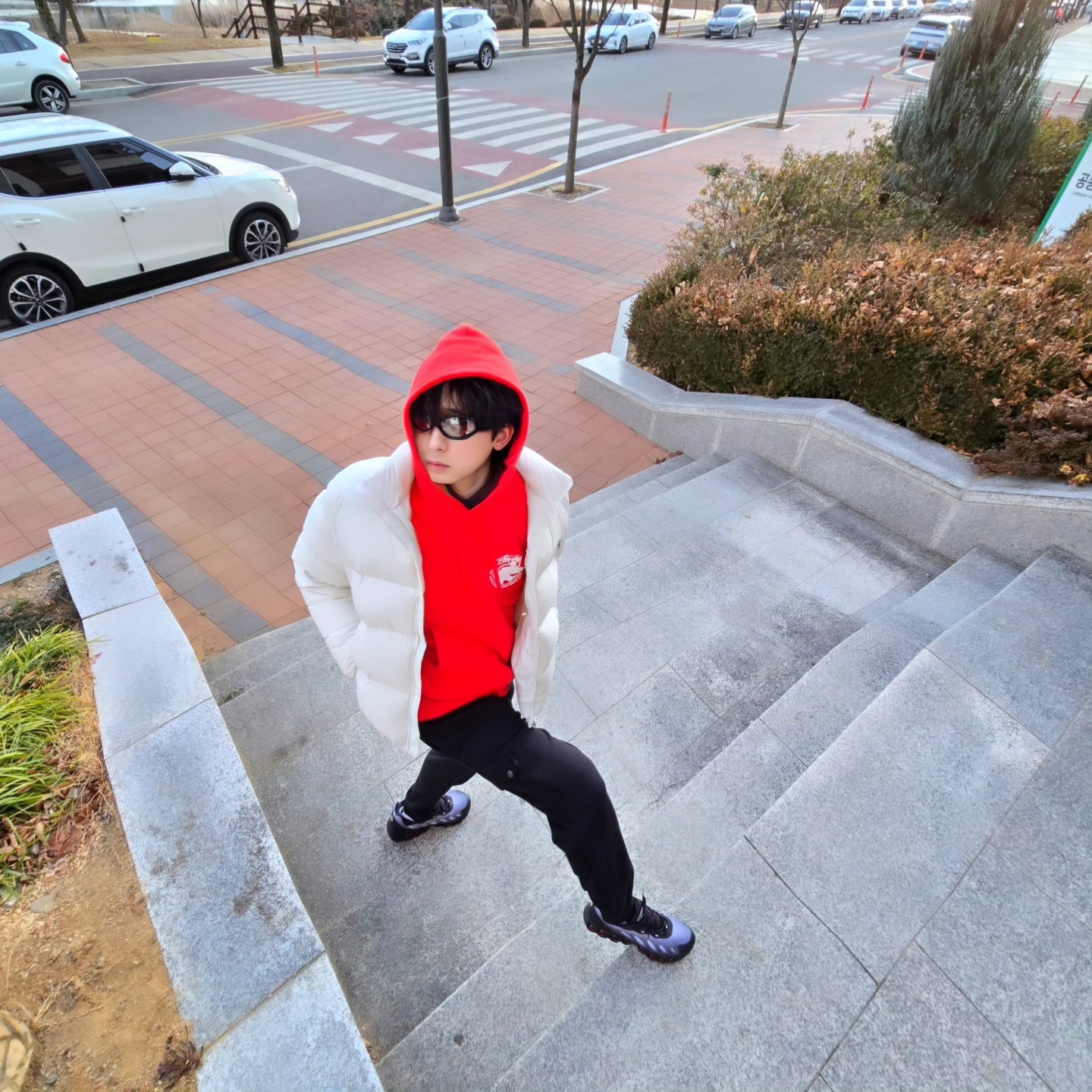 Stussy Beach Roots Hoodie Red, Nike Air Max Dn8 Black Anthracite 착용 스타일 - 3