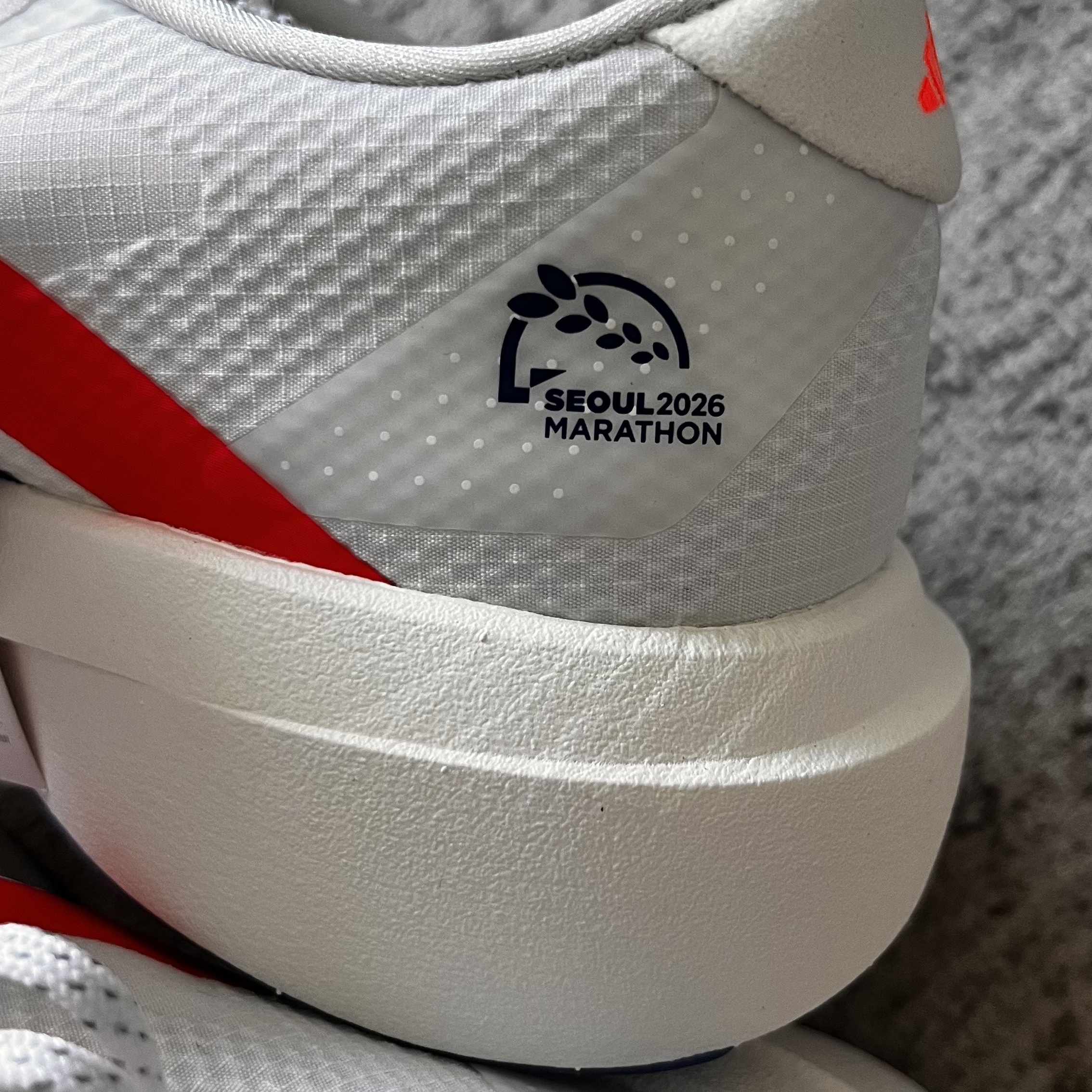 Adidas Adizero Evo SL Woven Cloud White Lucid Red 착용 스타일 - 3