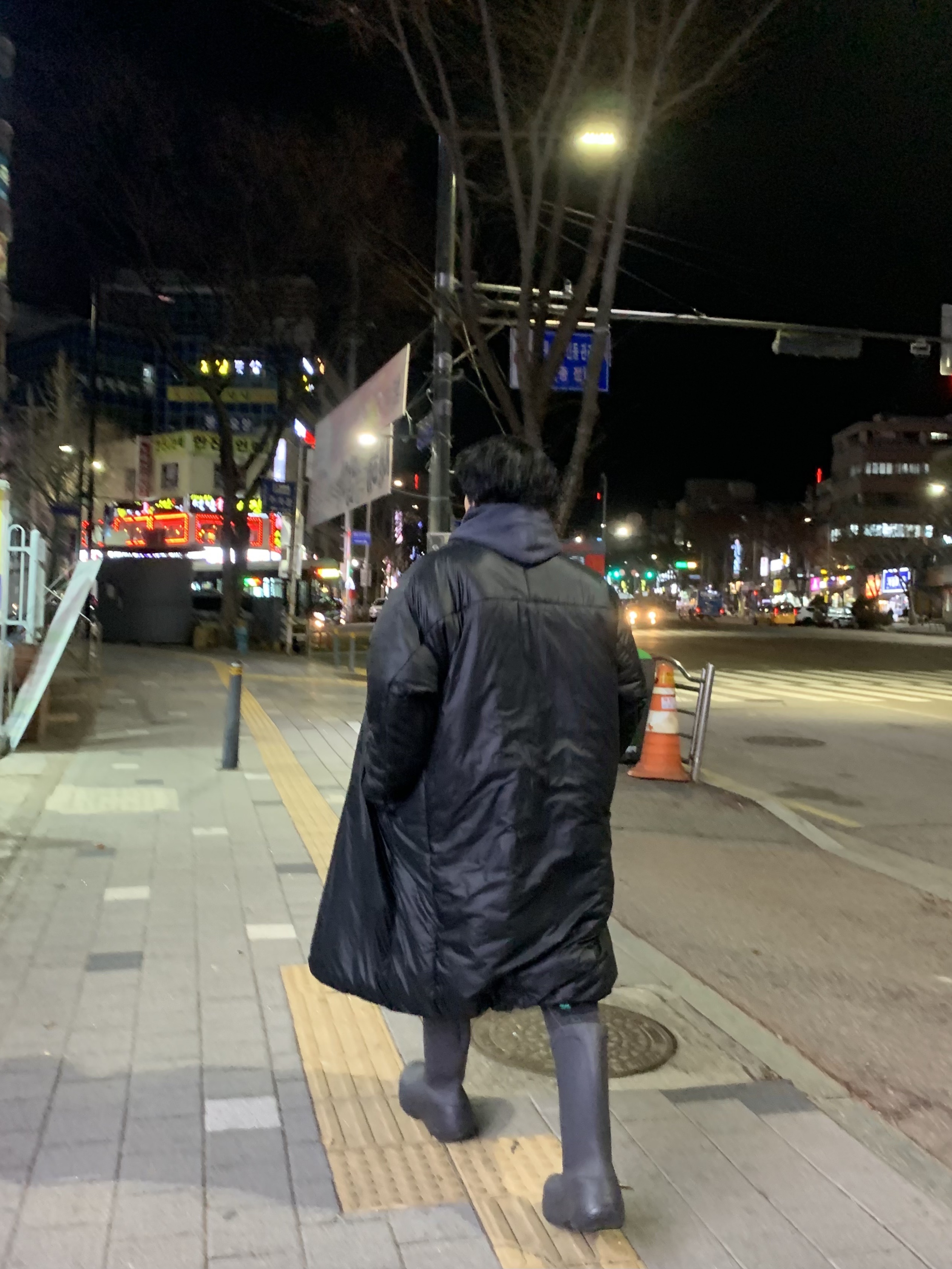 Yeezy Gap Engineered By Balenciaga Long Round Jacket Black, Yeezy Gap Engineered By Balenciaga Padded Denim Jacket Grey Wash 착용 스타일 - 2