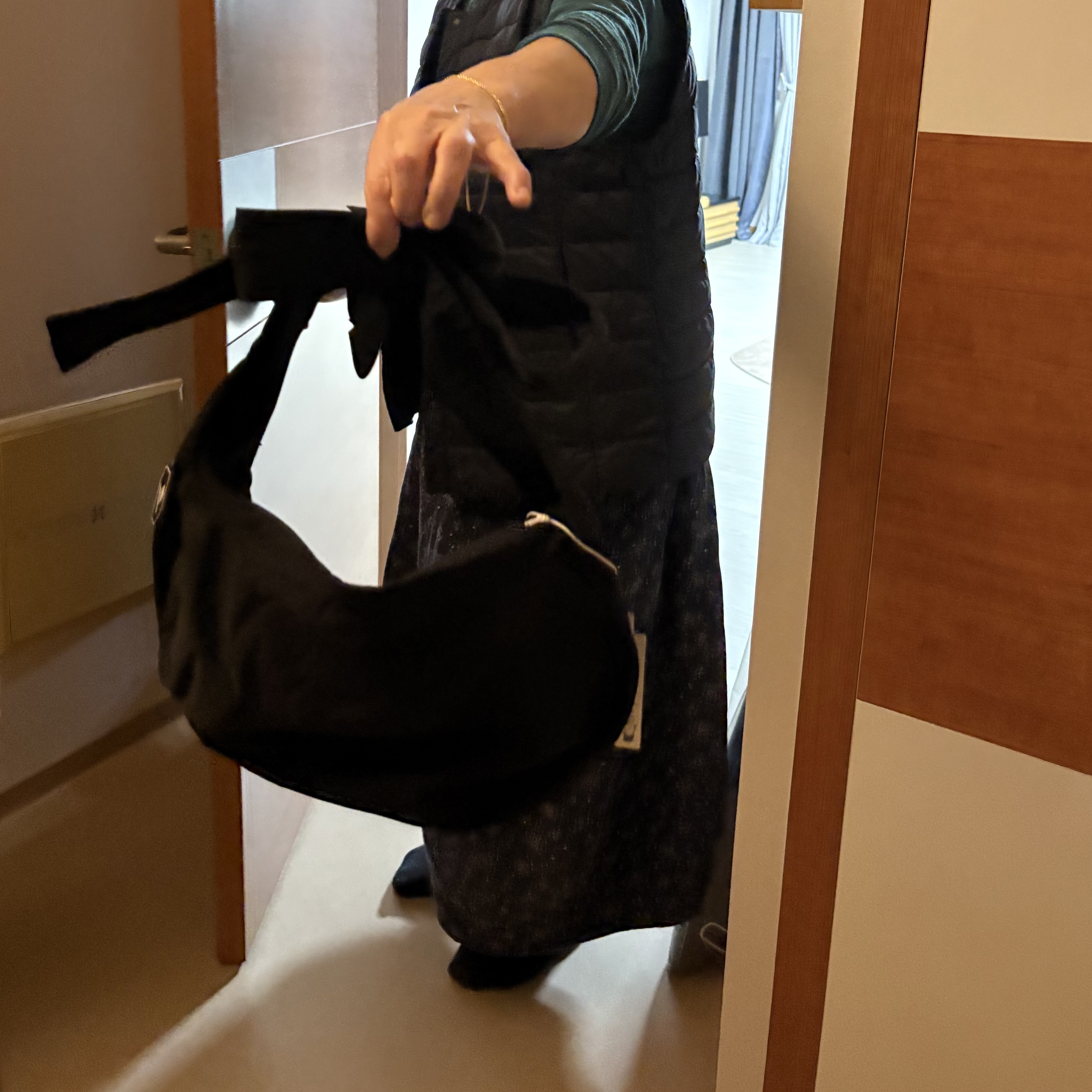 COS Nylon Crossbody Saddle Bag Black 착용 스타일