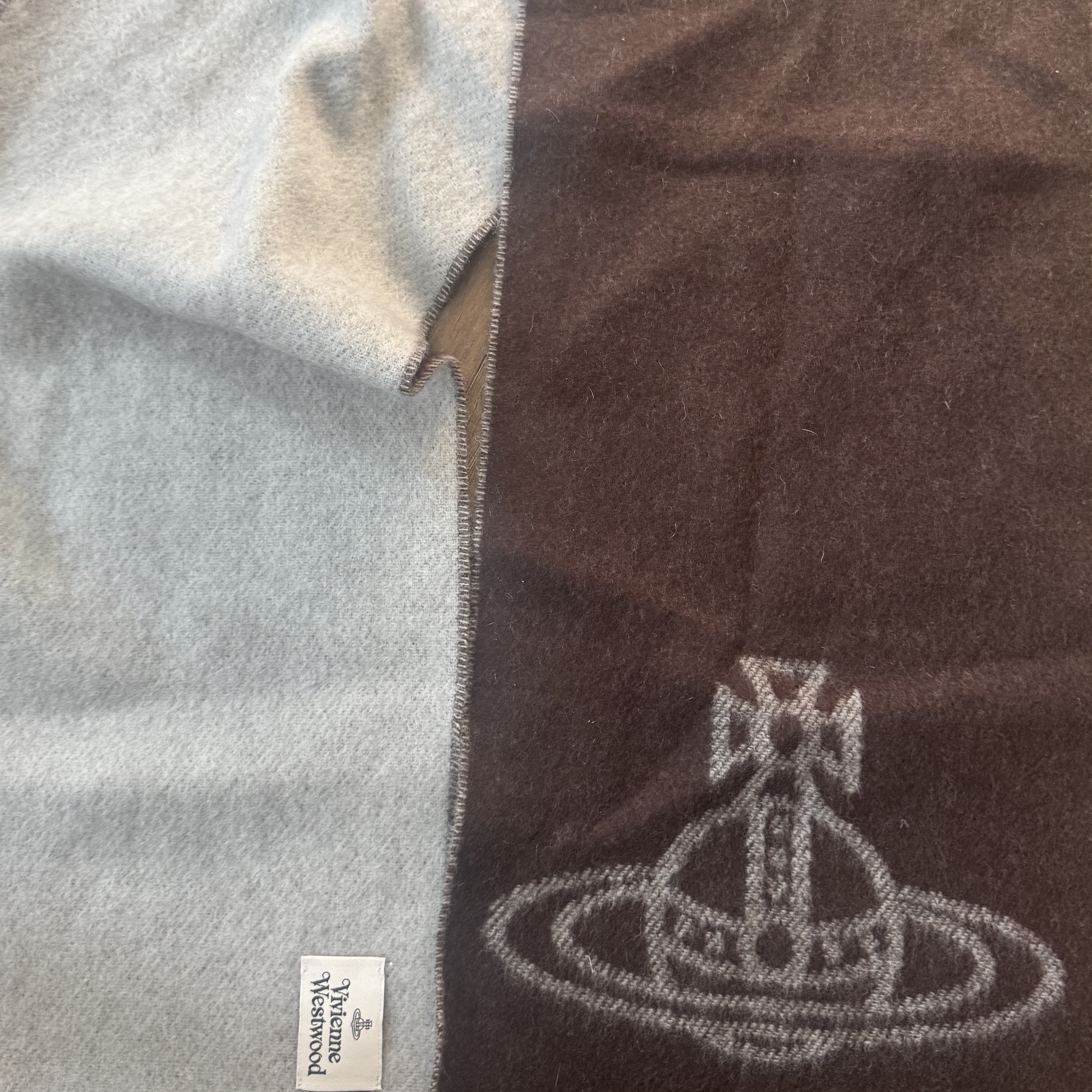 (W) Vivienne Westwood Double Logo Muffler Brown 착용 스타일