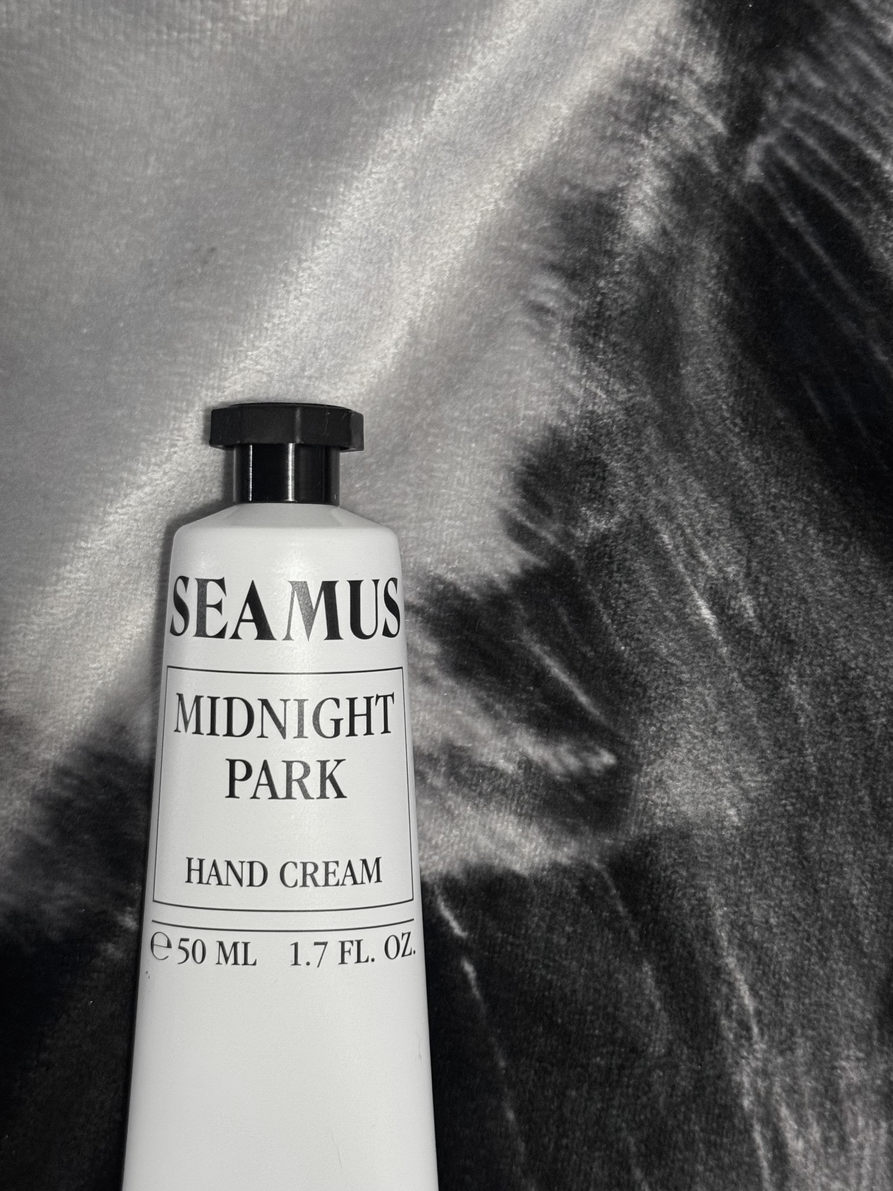 [3% 적립] SEAMUS MIDNIGHT PARK HAND CREAM 50ML 착용 스타일 - 3