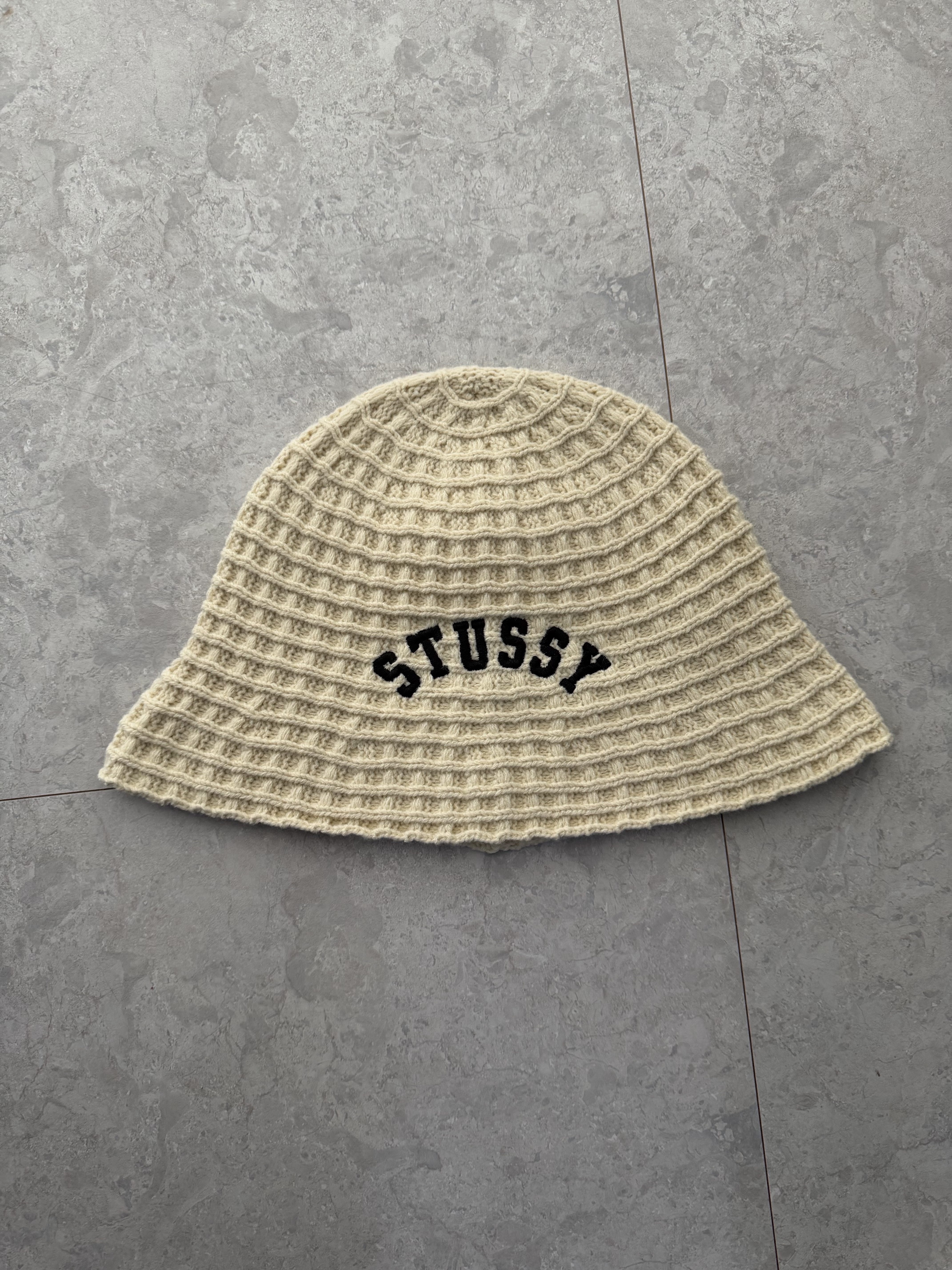 Stussy Bucket Hat Waffle Knit Bone 착용 스타일