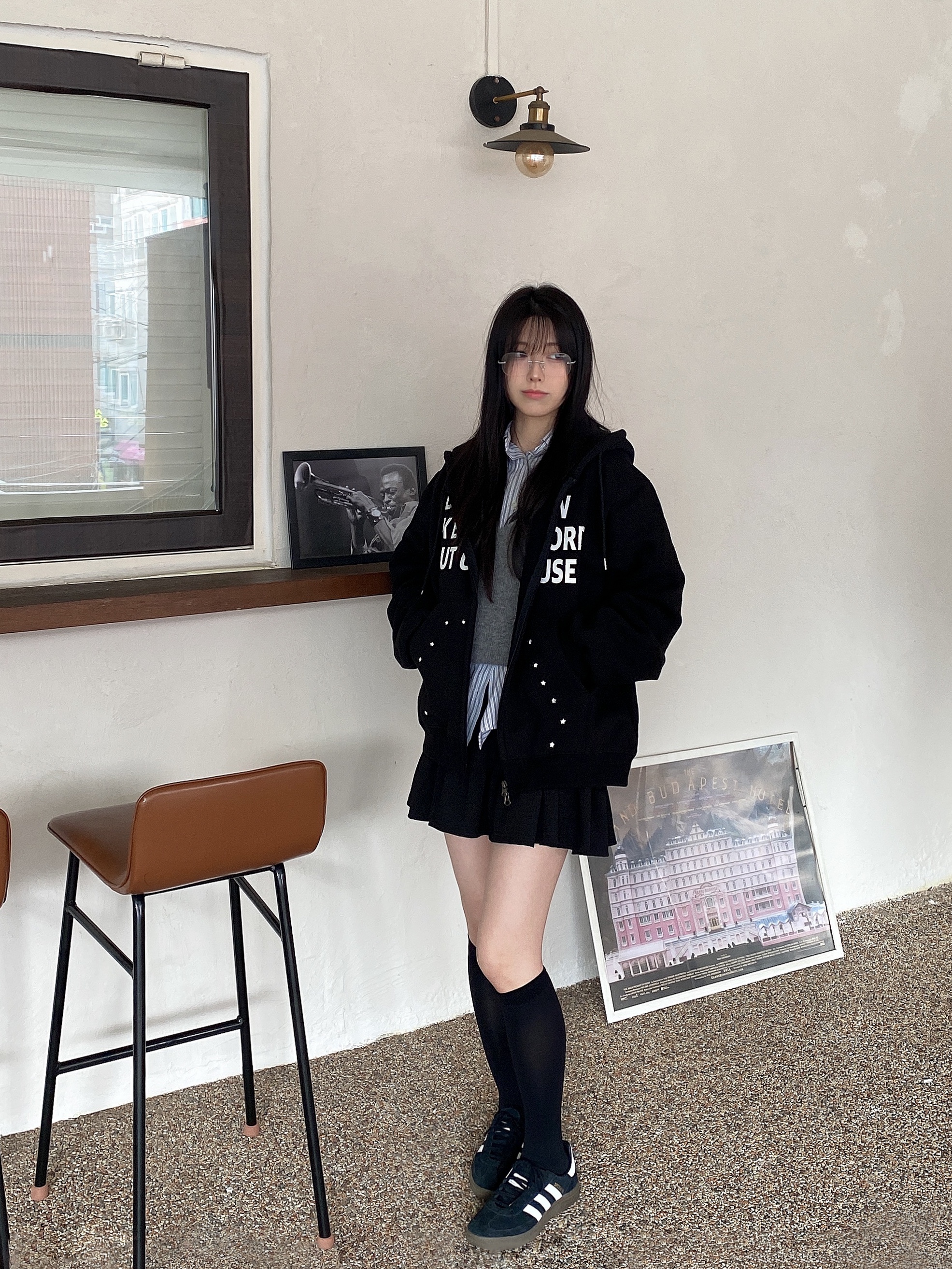 SLOW RECORD HOUSE Typo Star Hood Zip-up Black 착용 스타일 - 3