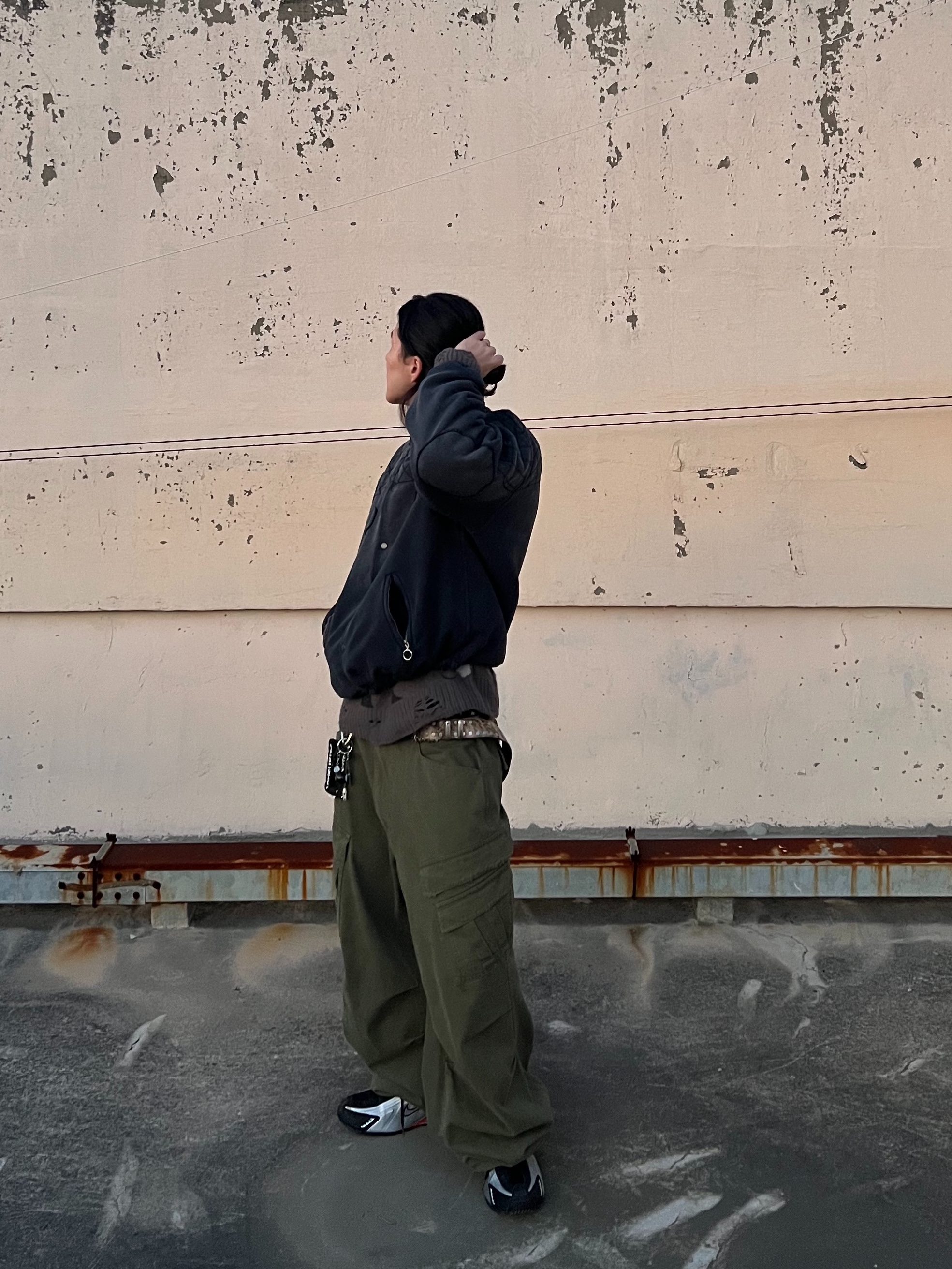 Nike Shox R4 Black and Metallic Silver, Nonnod Double Pocket Cargo Pants Vintage khaki 착용 스타일 - 3