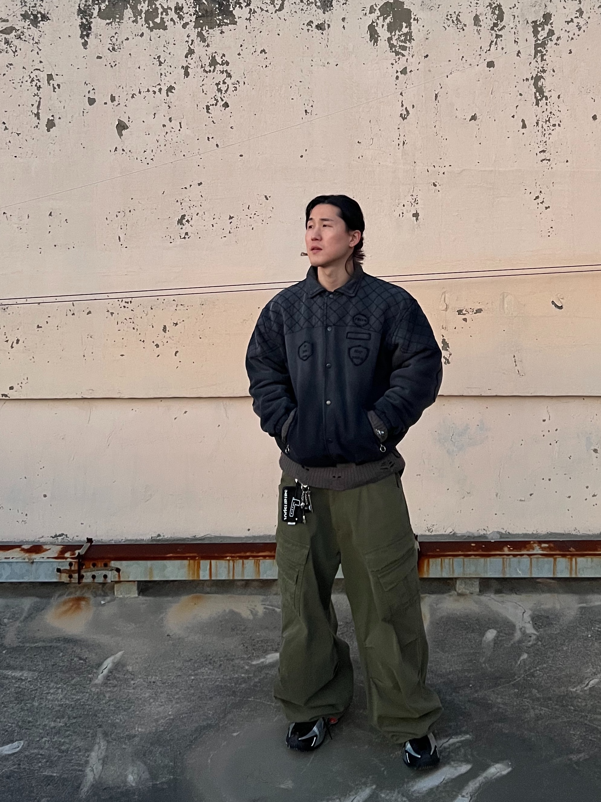 Nike Shox R4 Black and Metallic Silver, Nonnod Double Pocket Cargo Pants Vintage khaki 착용 스타일 - 2