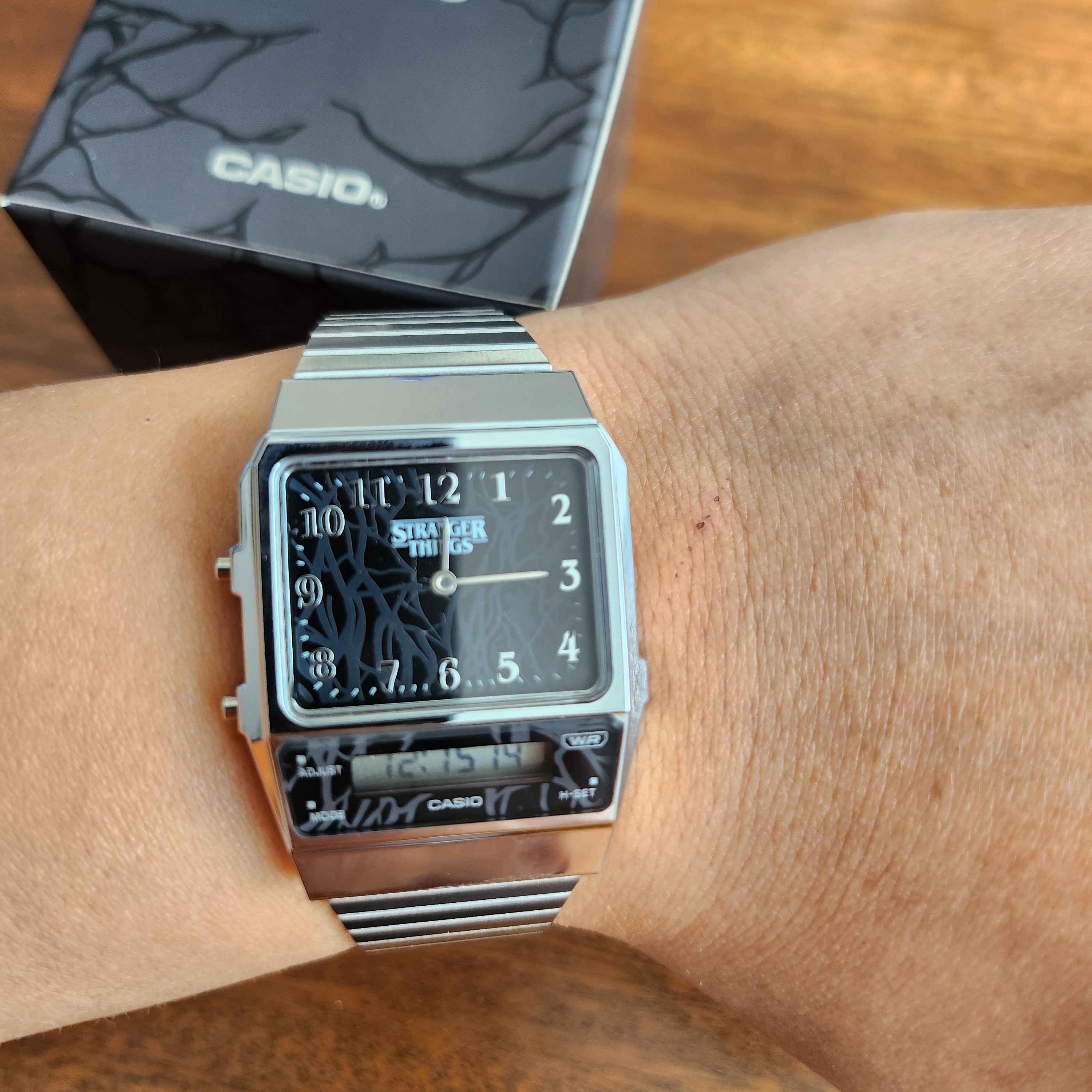 Casio x Stranger Things AQ-800EST-1A 착용 스타일
