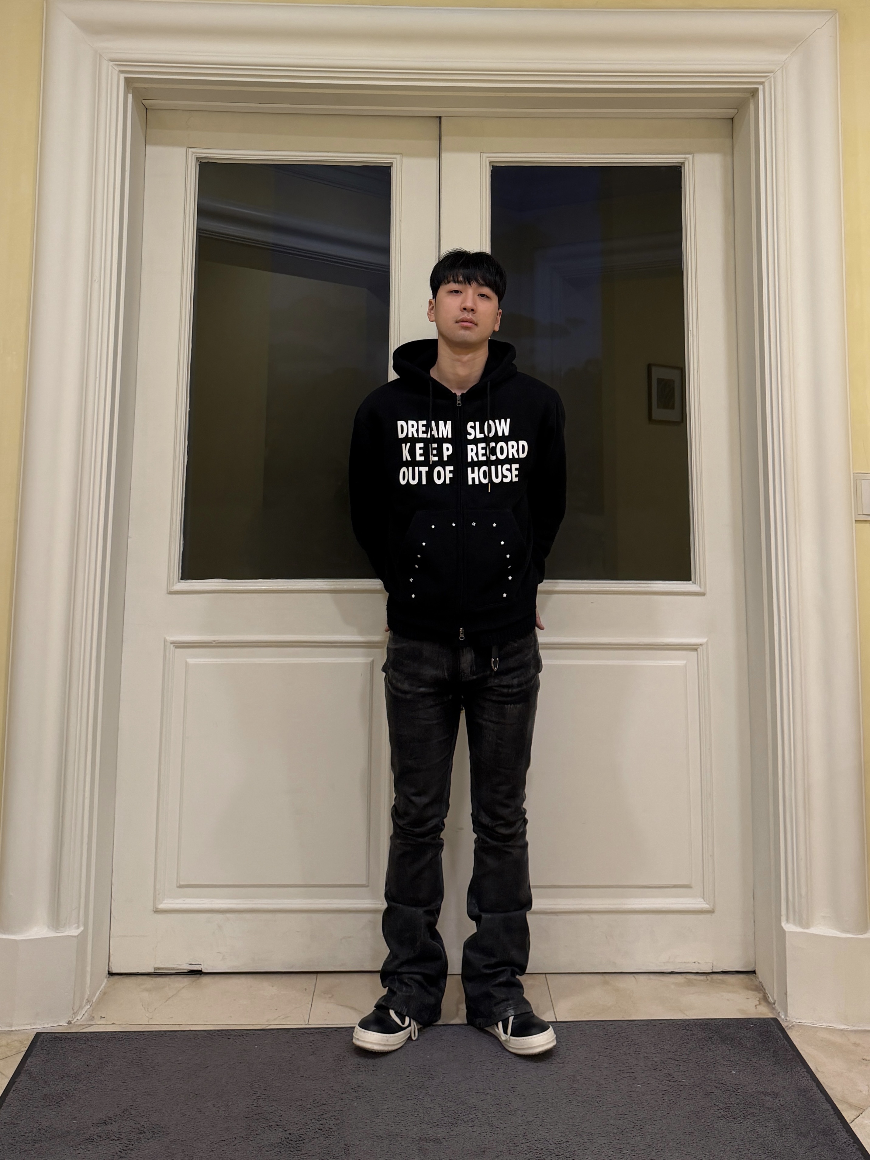 SLOW RECORD HOUSE Typo Star Hood Zip-up Black 착용 스타일 - 3