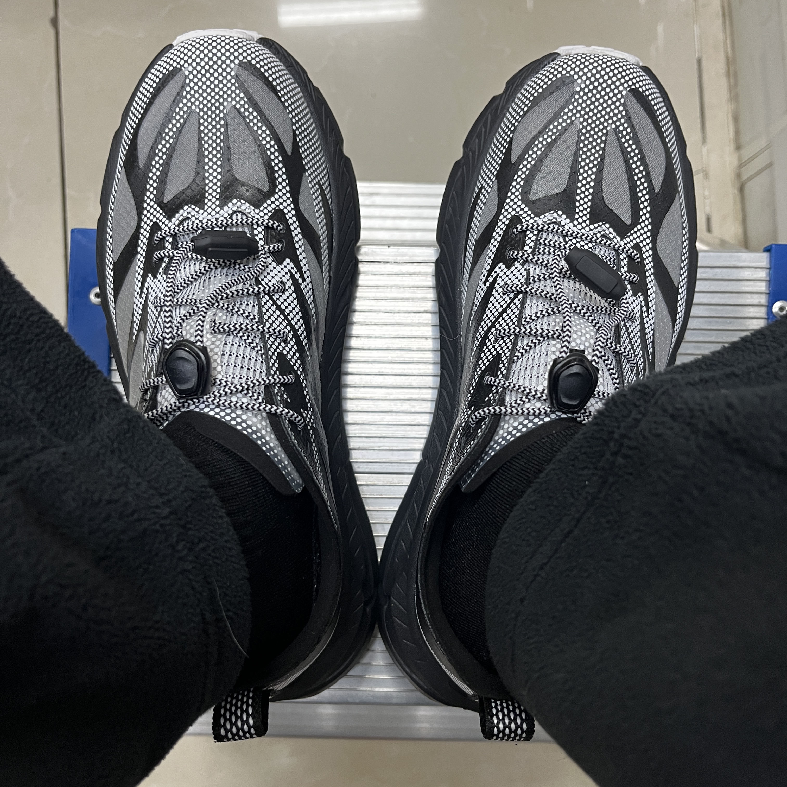 Hoka Mafate Speed 4 Lite TS Black White 착용 스타일 - 2