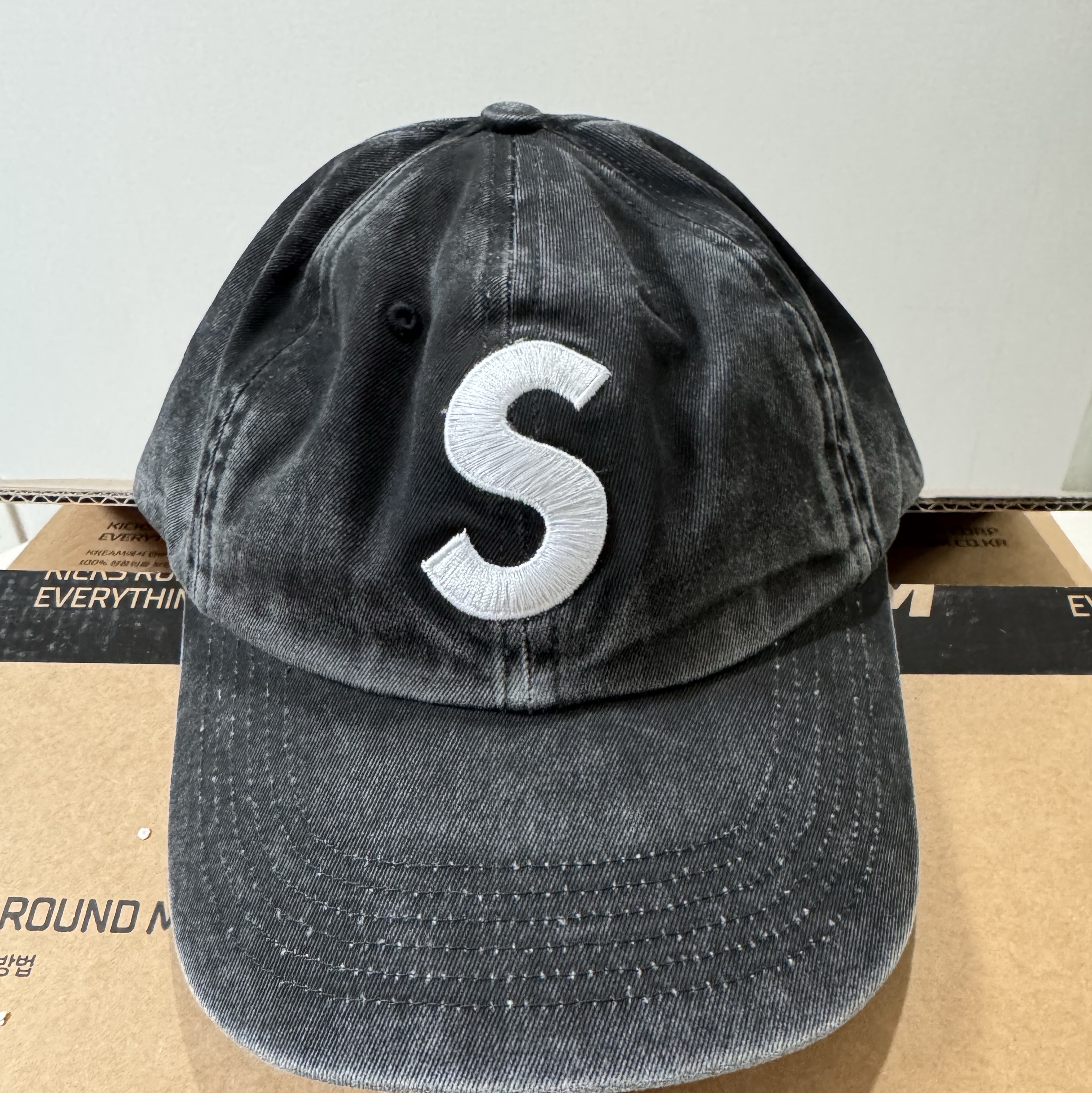 Supreme Pigment Coated S Logo 6-Panel Black - 25SS 착용 스타일