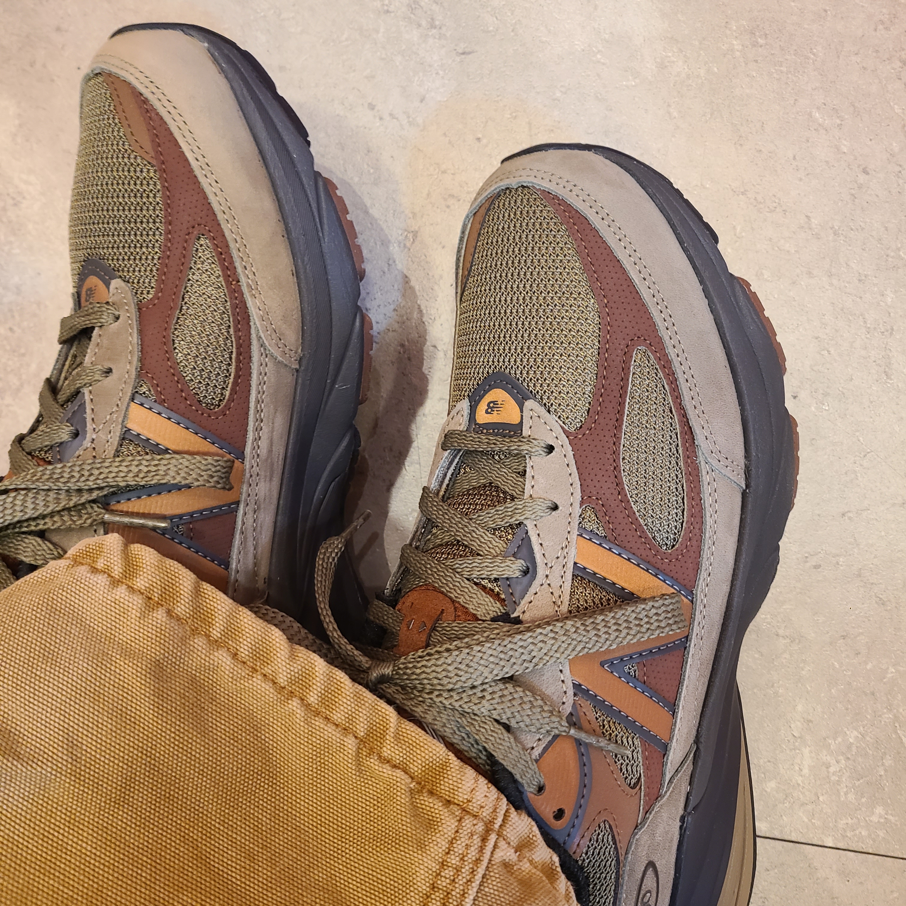 New Balance 990v6 Made in USA Dark Camo Rich Oak 착용 스타일