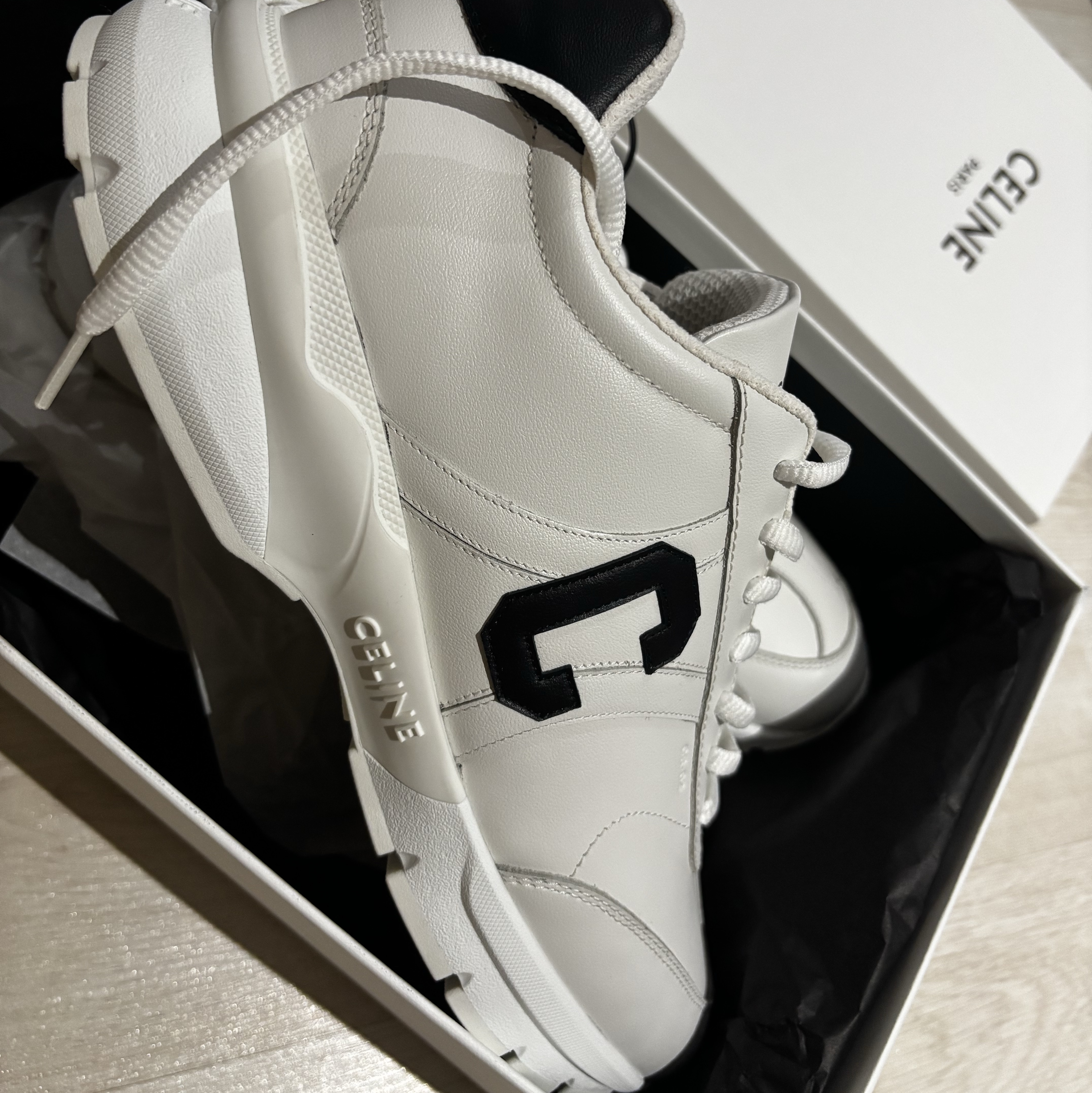 Celine Runner Cr-02 Low Lace-Up Sneakers in Calfskin Optic White Black 착용 스타일
