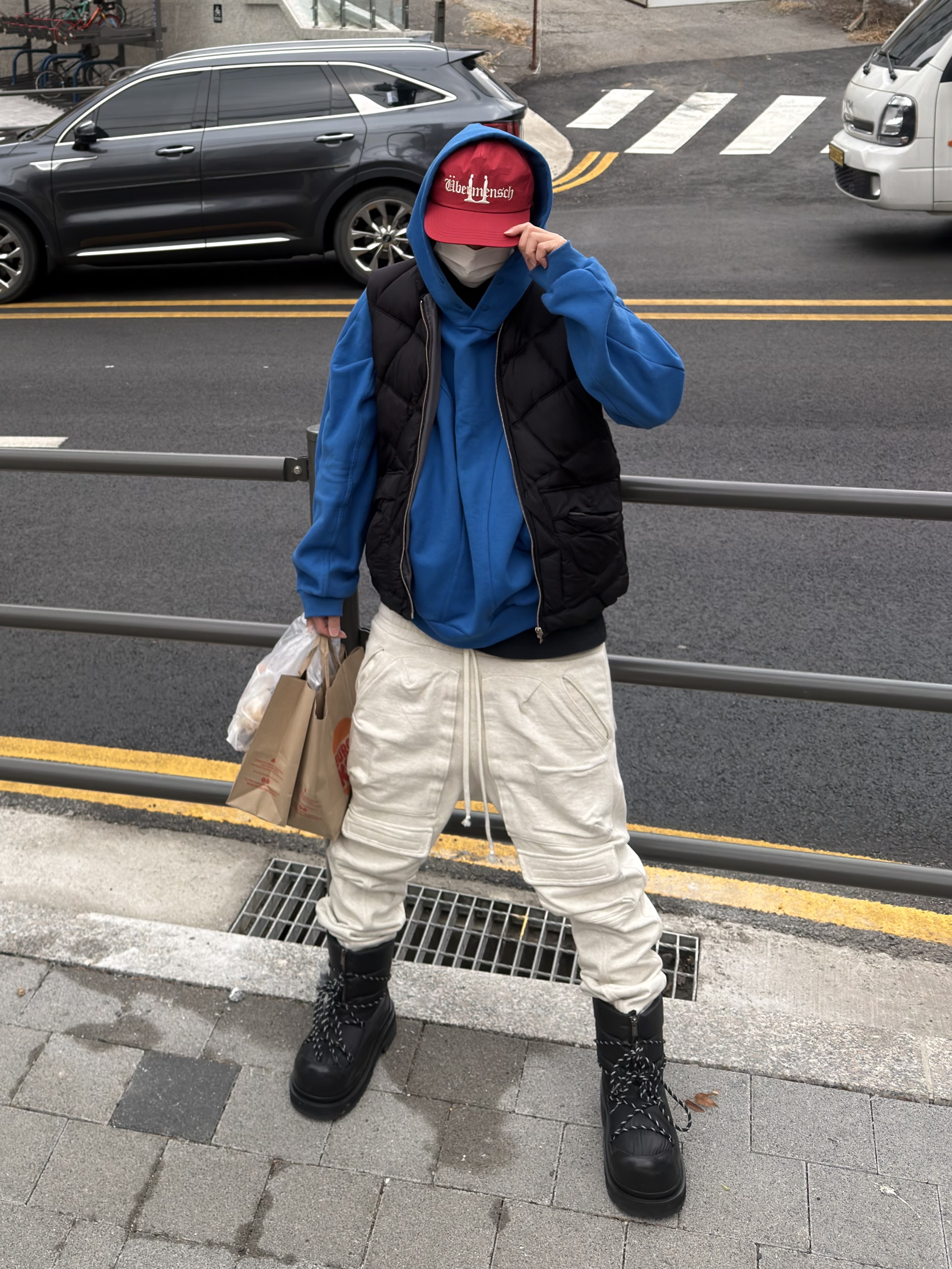 G-DRAGON Ubermensch Cap Burgundy, Grailz Geometry Hoodie Azzuri Blue 착용 스타일 - 3