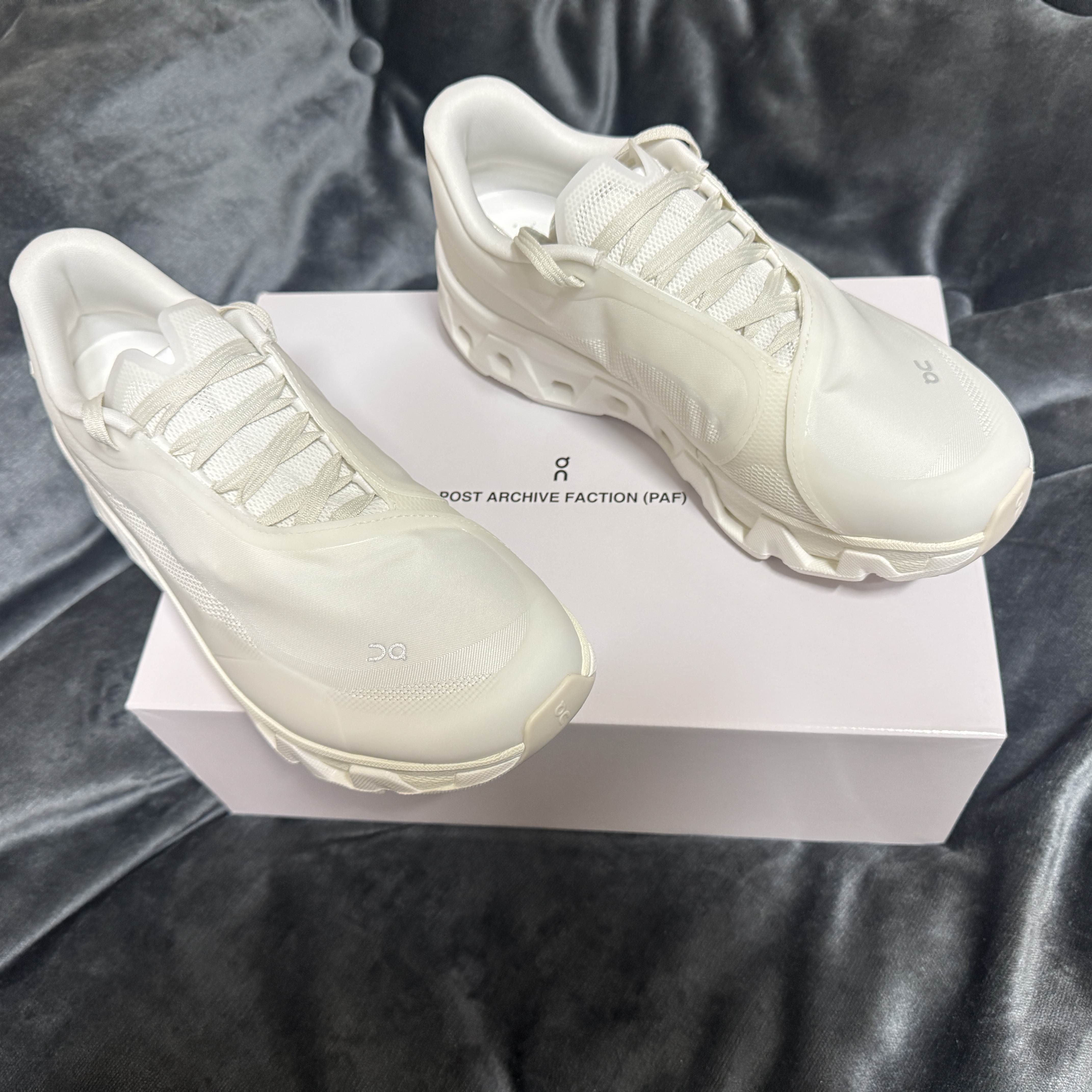 On Running x Post Archive Faction (Paf) Cloudmonster Hyper White 착용 스타일 - 2