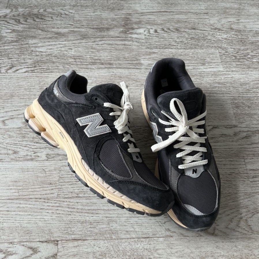 New Balance 2002R Special Vintage Black Grey 착용 스타일 - 3