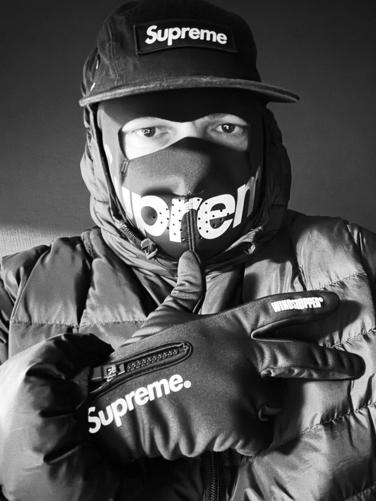 Supreme Windstopper Zip Gloves Black - 25FW, Supreme Windstopper Zip Gloves Navy - 24FW 착용 스타일 - 1