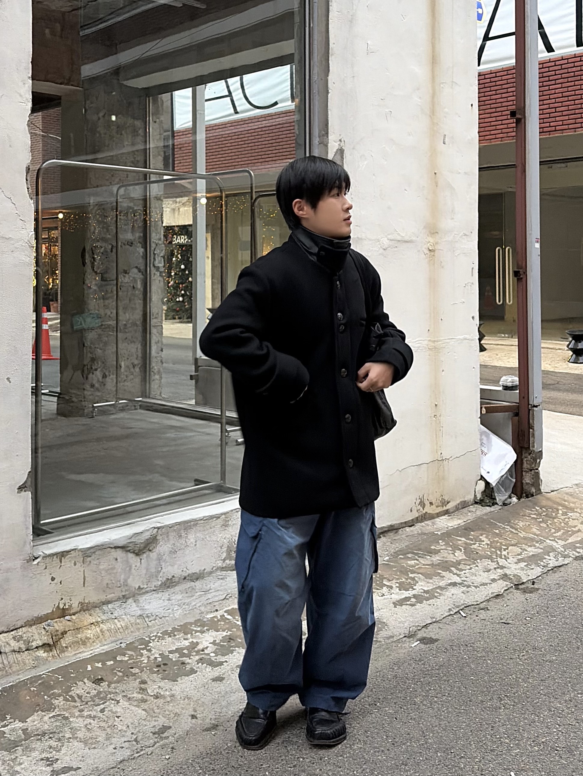 Balenciaga Army Medium Tote Bag Dark Grey 착용 스타일 - 2
