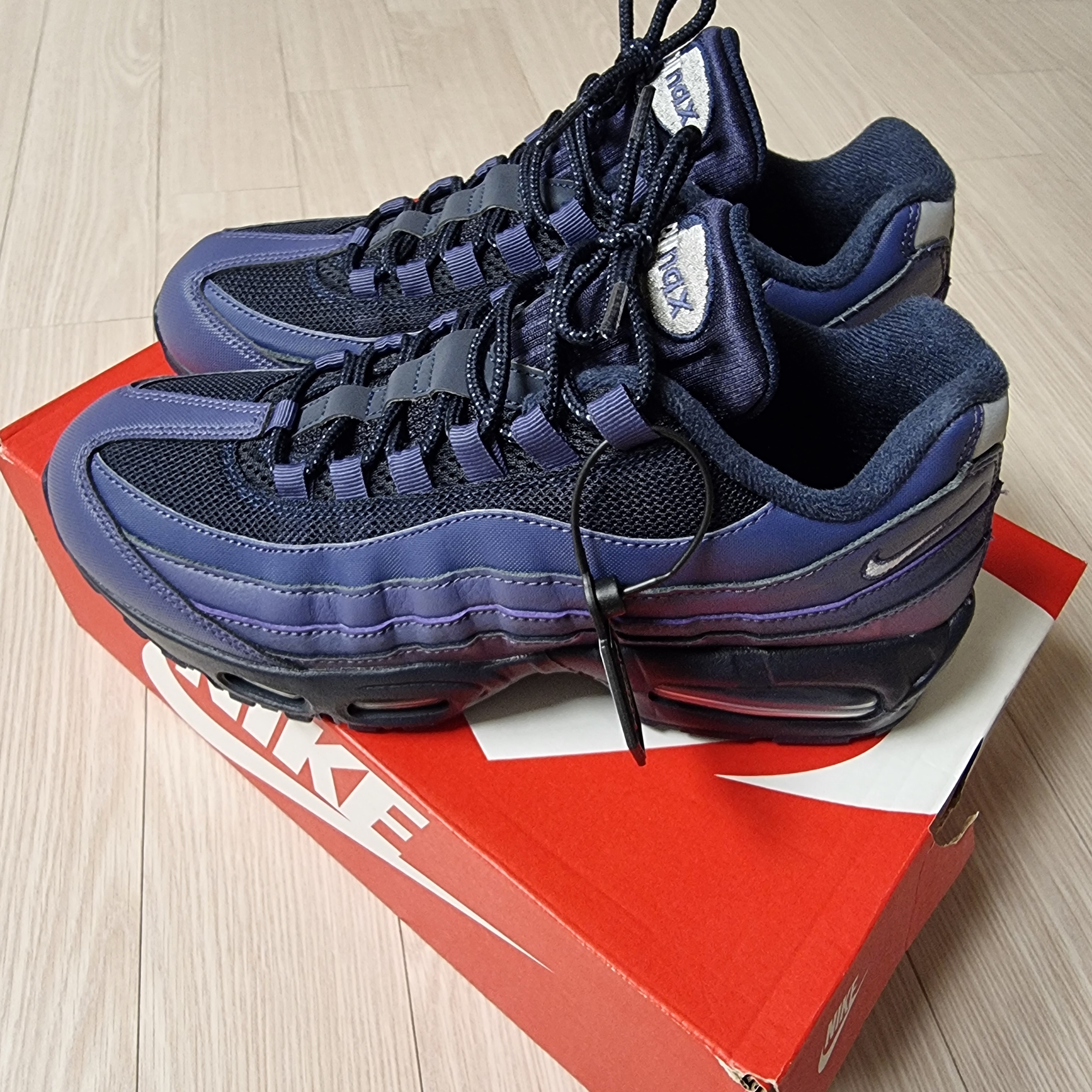 Nike Air Max 95 OG Sanded Purple Obsidian 착용 스타일 - 2