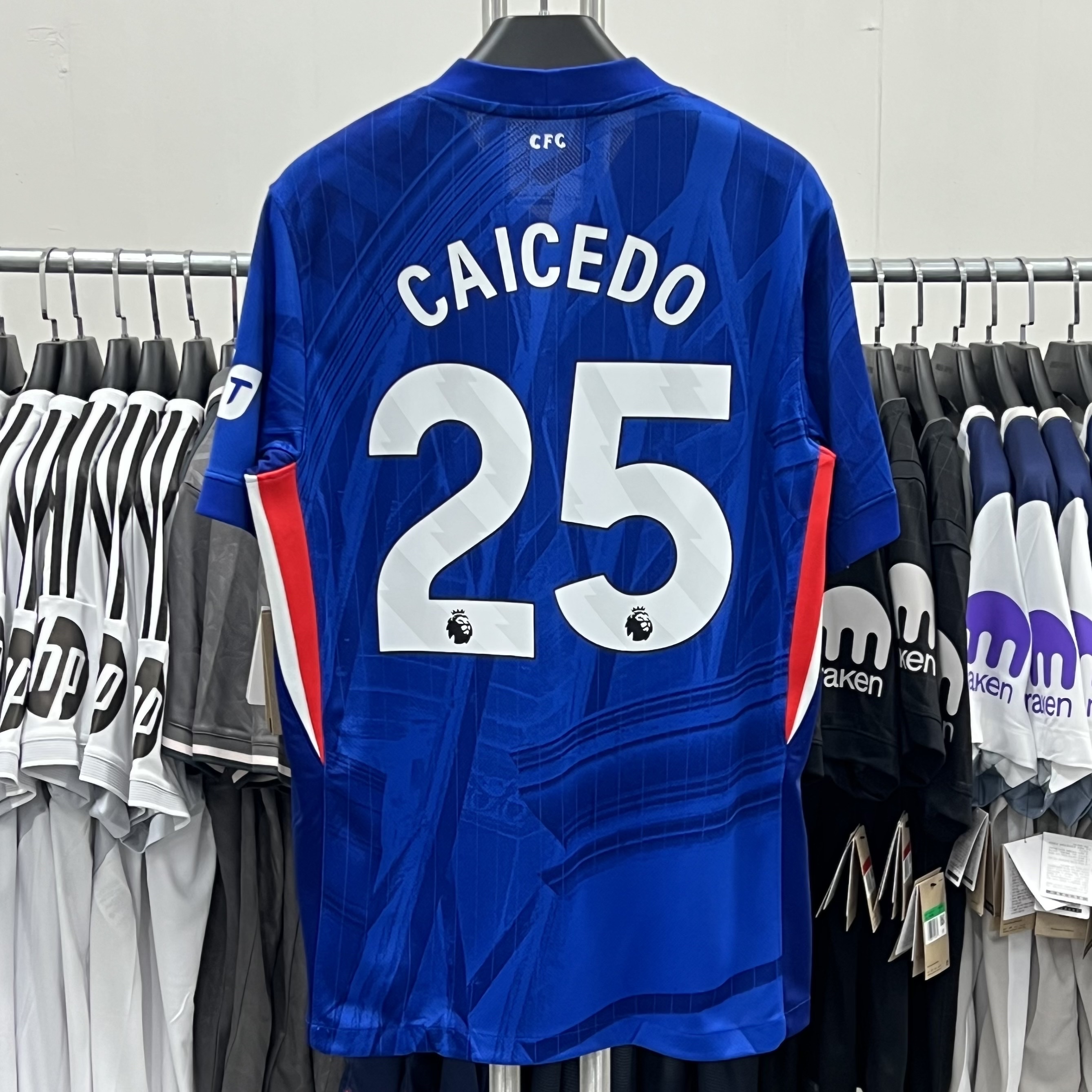 Nike Chelsea FC 2025/26 Stadium 3rd Dri-Fit Total 90 Replica Jersey Black Field Silver Game Royal (Non Marking Ver.), Nike Chelsea FC 2025/26 Stadium Home Dri-Fit Soccer Replica Jersey Rush Blue White (Non Marking Ver.) 착용 스타일 - 1