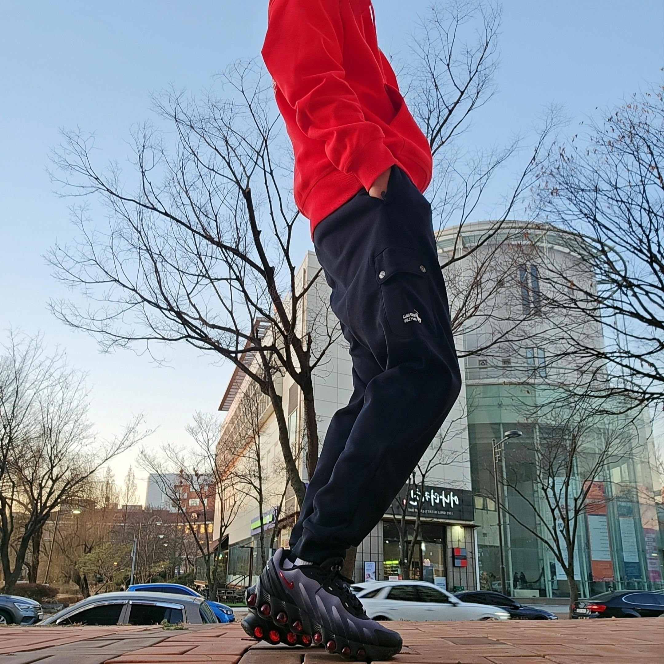 Stussy Beach Roots Hoodie Red, Nike Air Max Dn8 Black Anthracite 착용 스타일 - 1