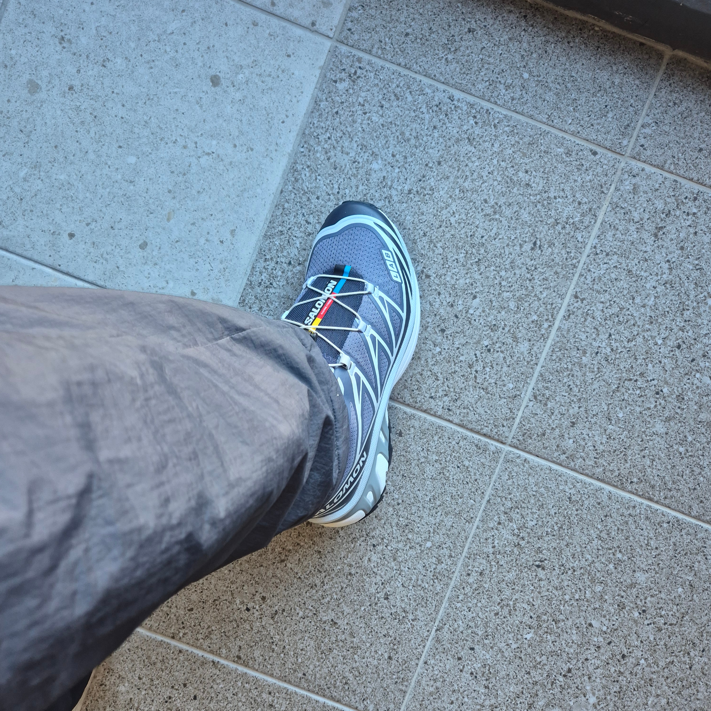 Salomon XT-6 Grisaille Blue Night 착용 스타일 - 2