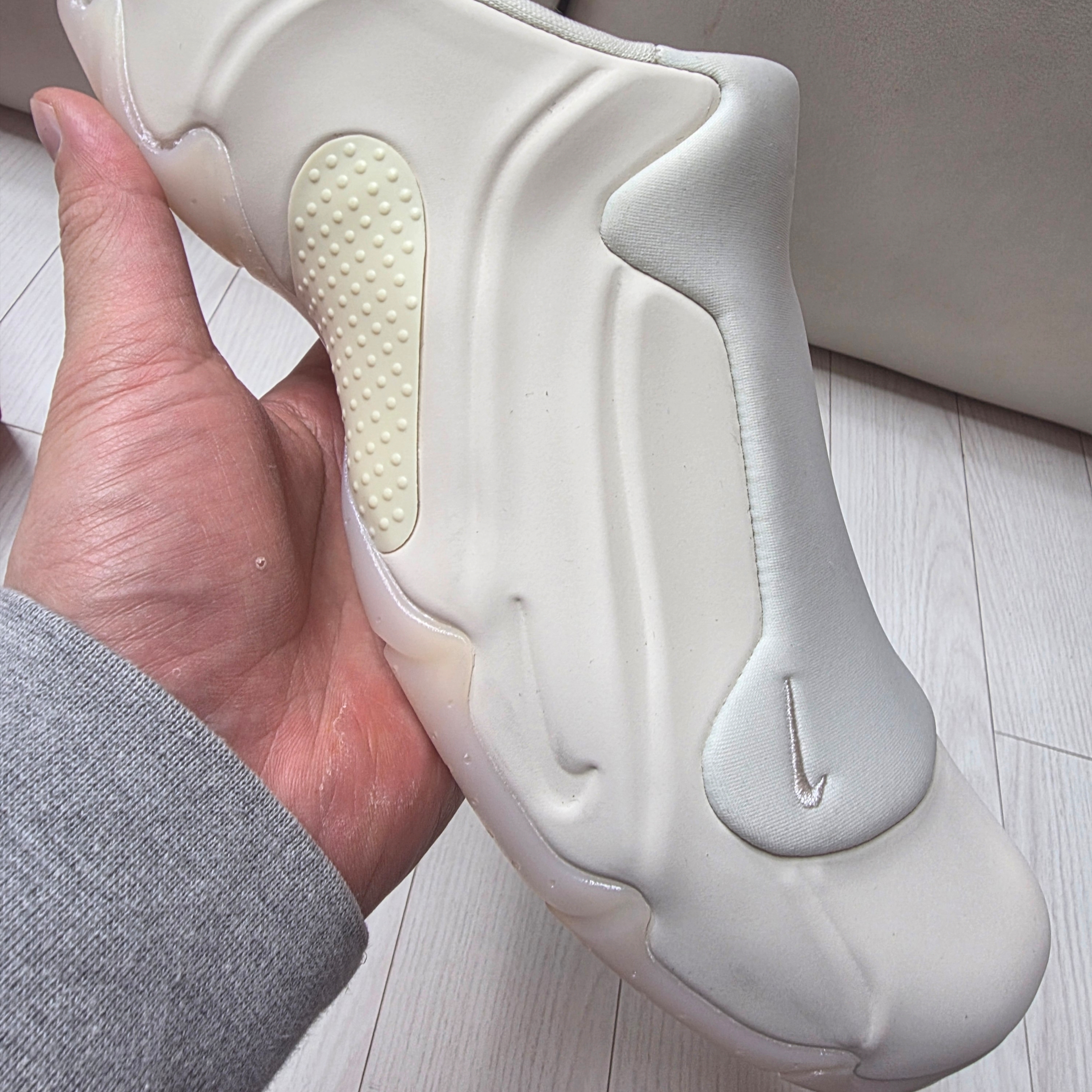 Nike Clogposite Light Orewood Brown Bright Crimson 착용 스타일