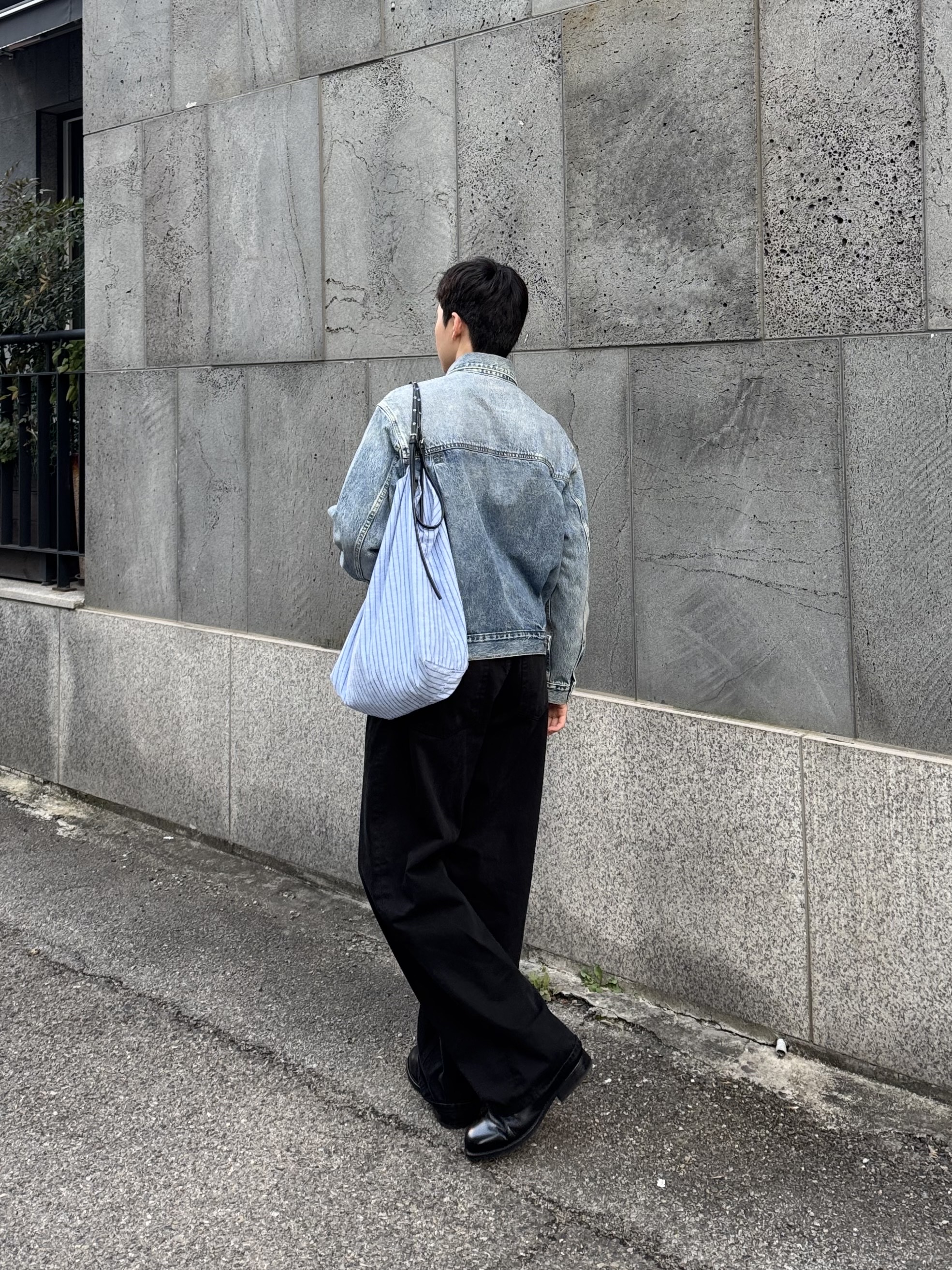 Levi's 1953 Type II Jacket Medium Wash, Kinchi Shower - 808 (a) Black 착용 스타일 - 1