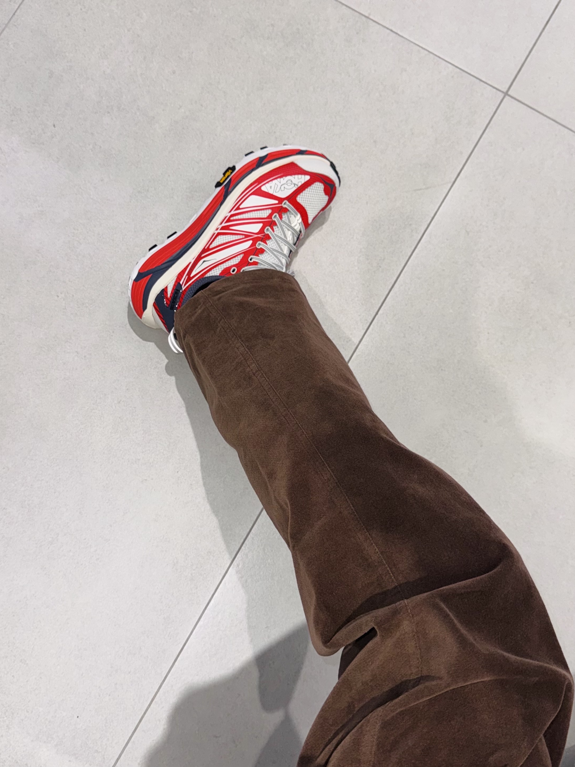 Hoka Mafate Speed 2 Cerise White 착용 스타일