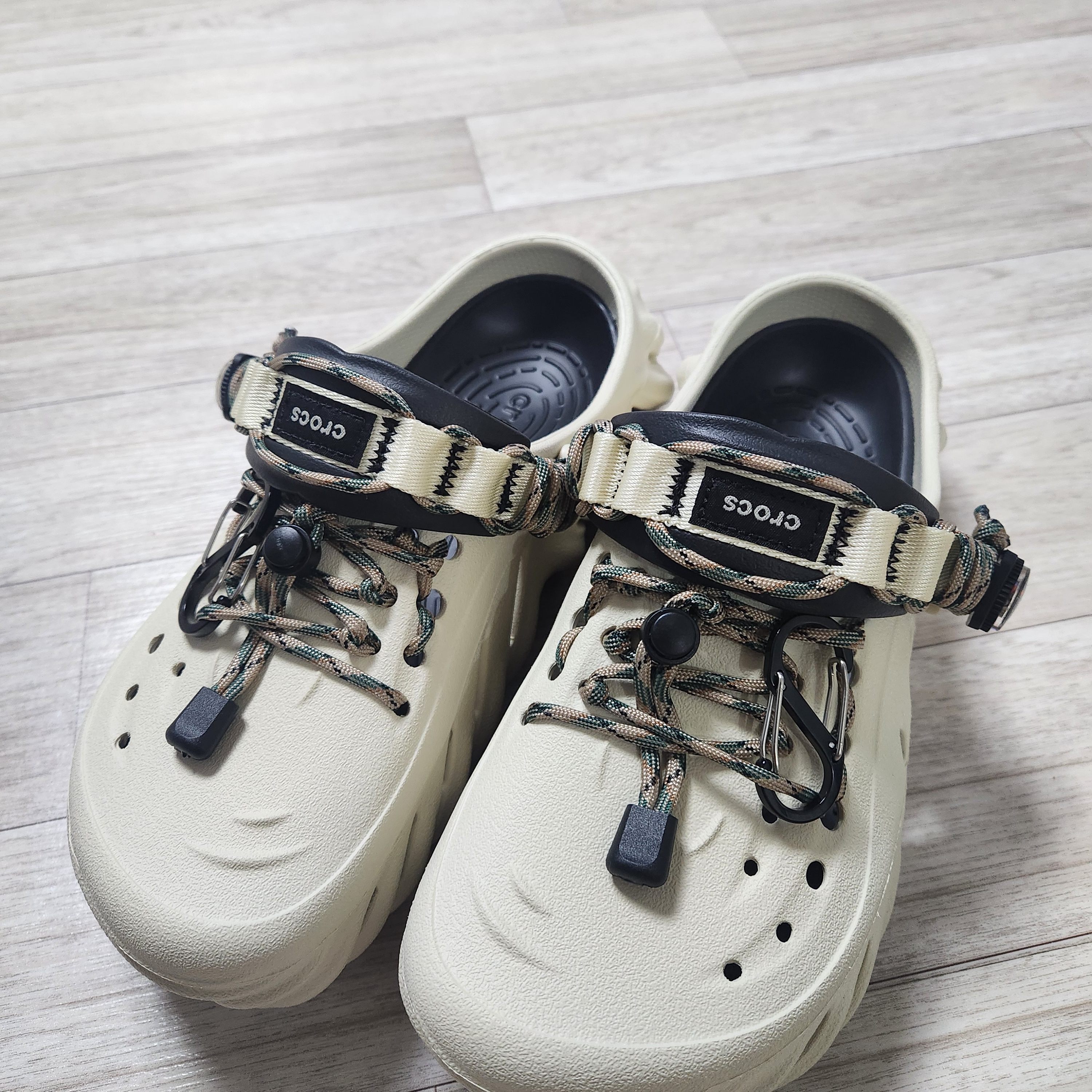 Crocs Echo Clog Bone Black 착용 스타일