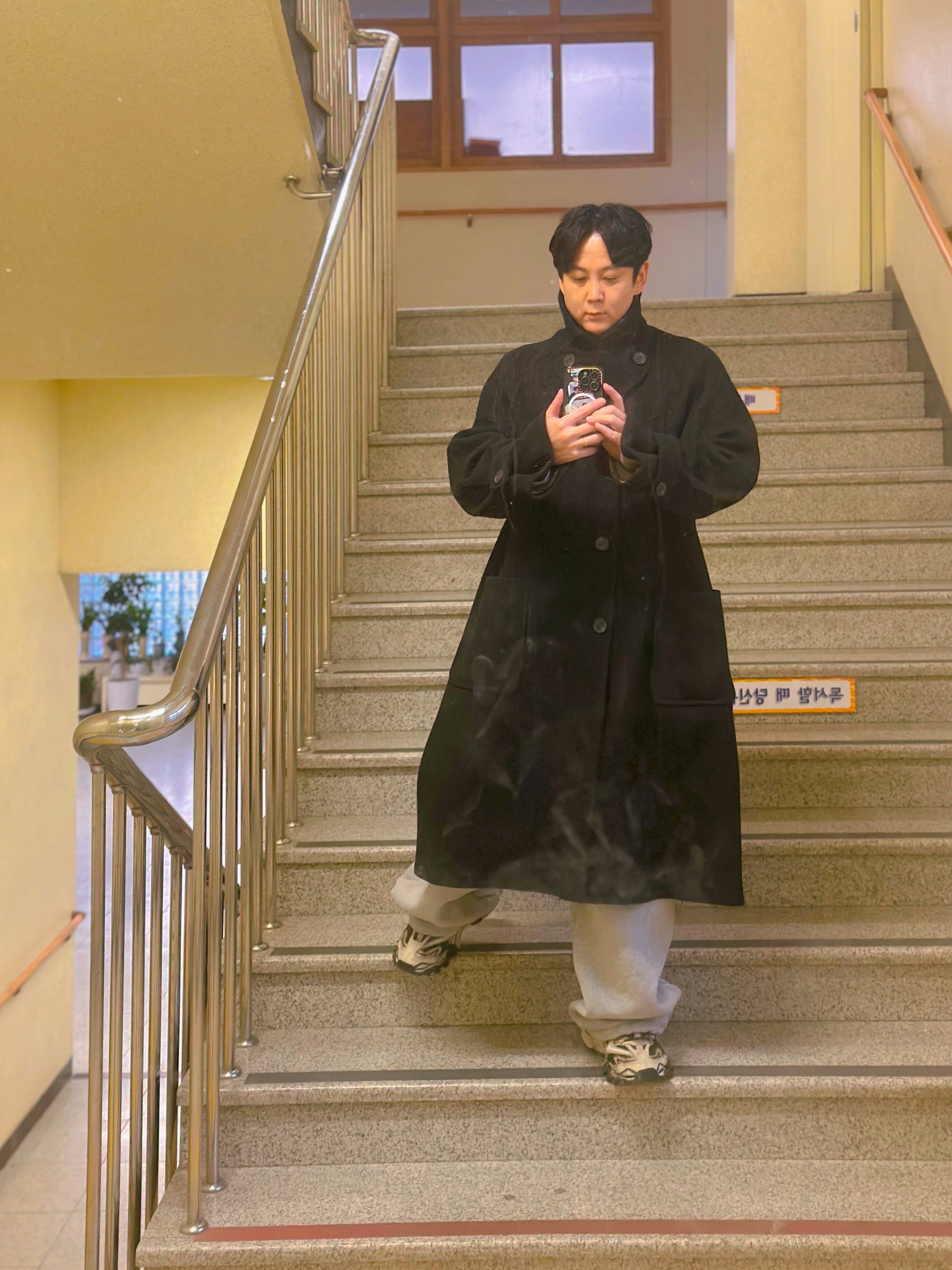 Undermycar Legion.02 Balmacaan Oversized Wool Coat Black 착용 스타일 - 2
