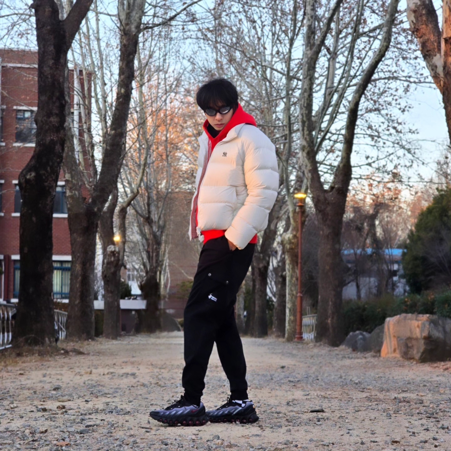 Stussy Beach Roots Hoodie Red, Nike Air Max Dn8 Black Anthracite 착용 스타일 - 3