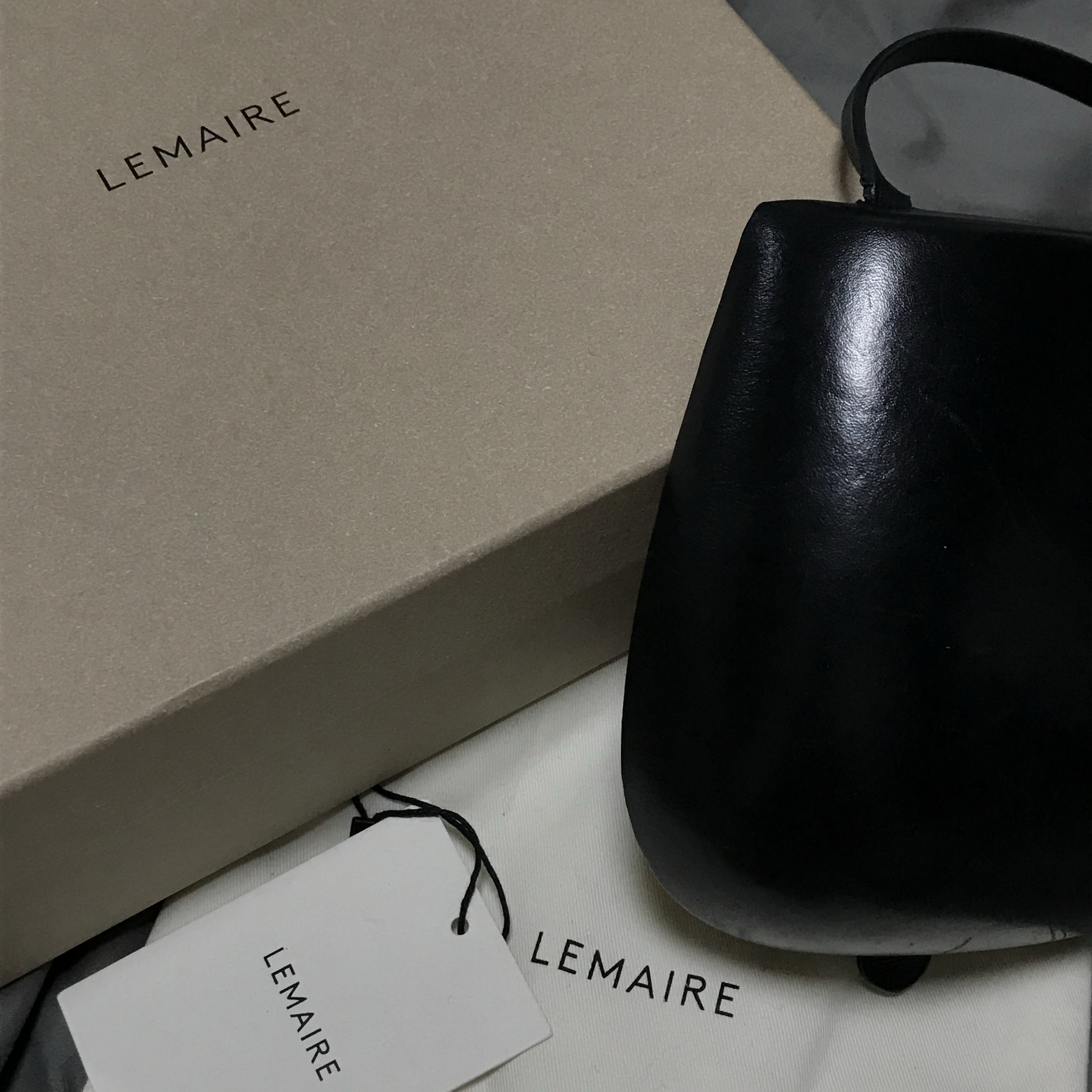 Lemaire Molded Tacco Bag Calf Leather Black 착용 스타일