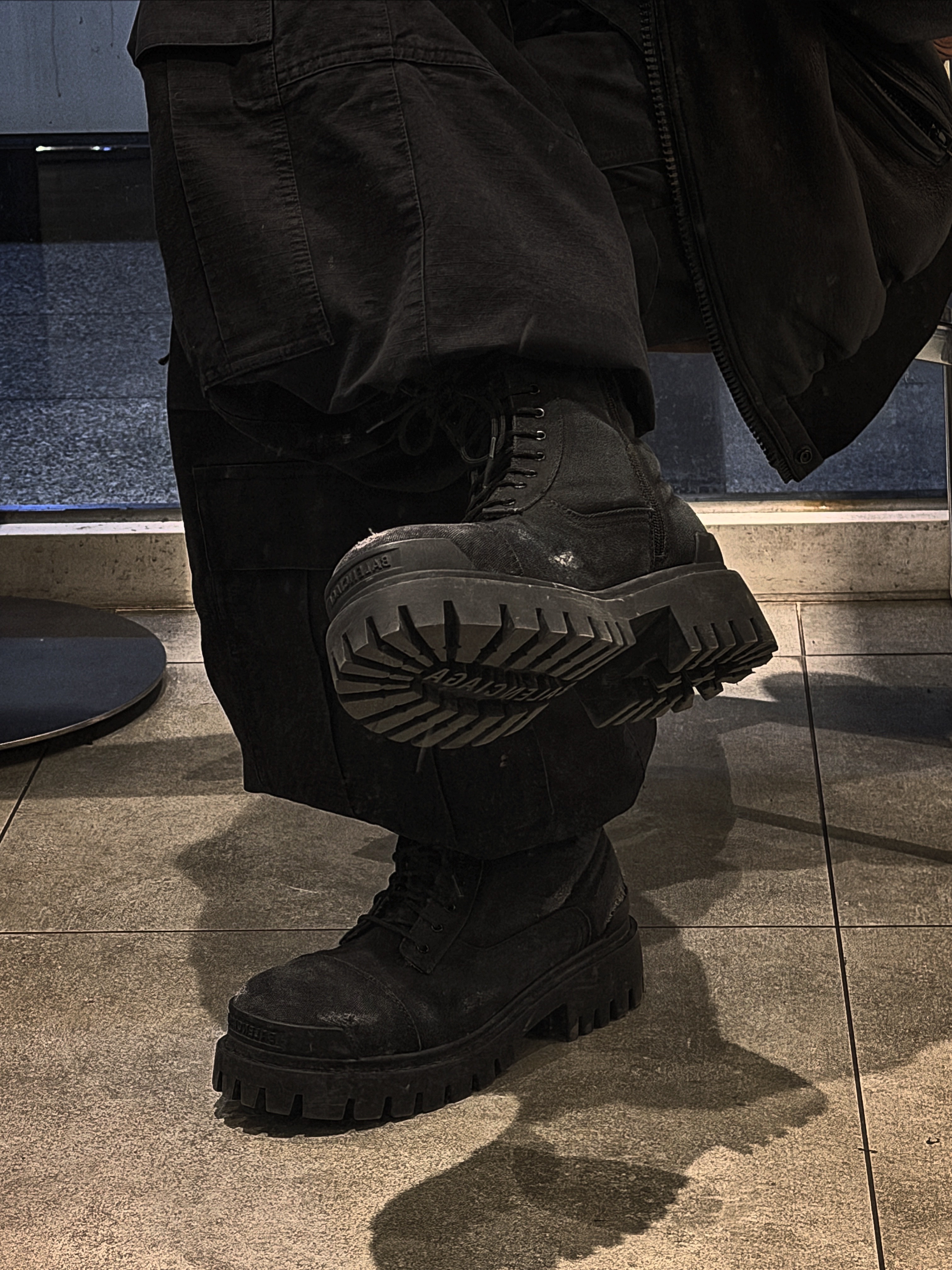 Balenciaga Combat Strike 20mm Boots Black, Balenciaga Sporty B Taxi Blouson Black 착용 스타일
