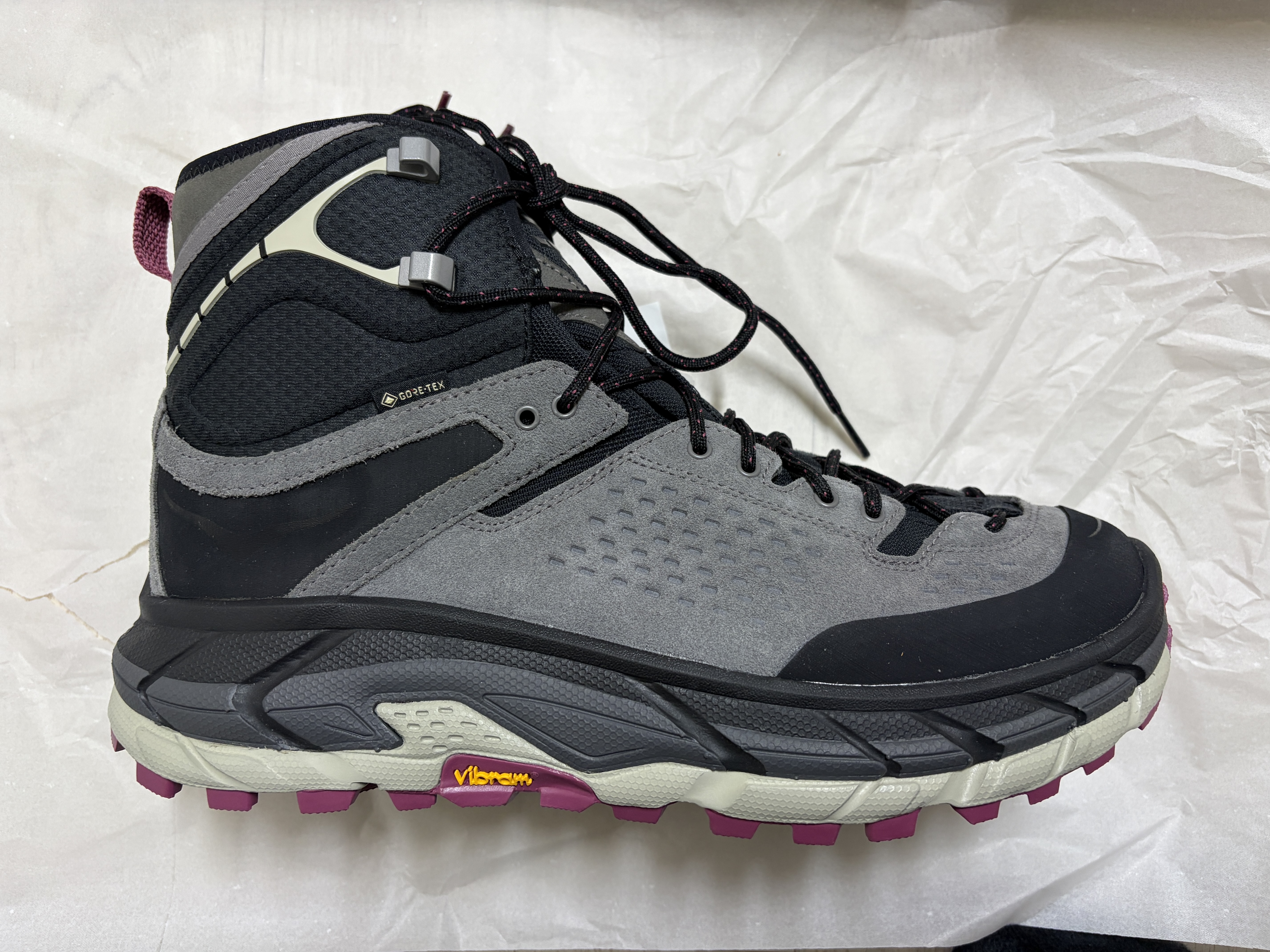 Hoka Elite Terrain System Tor Ultra Hi Black Magnetite 착용 스타일