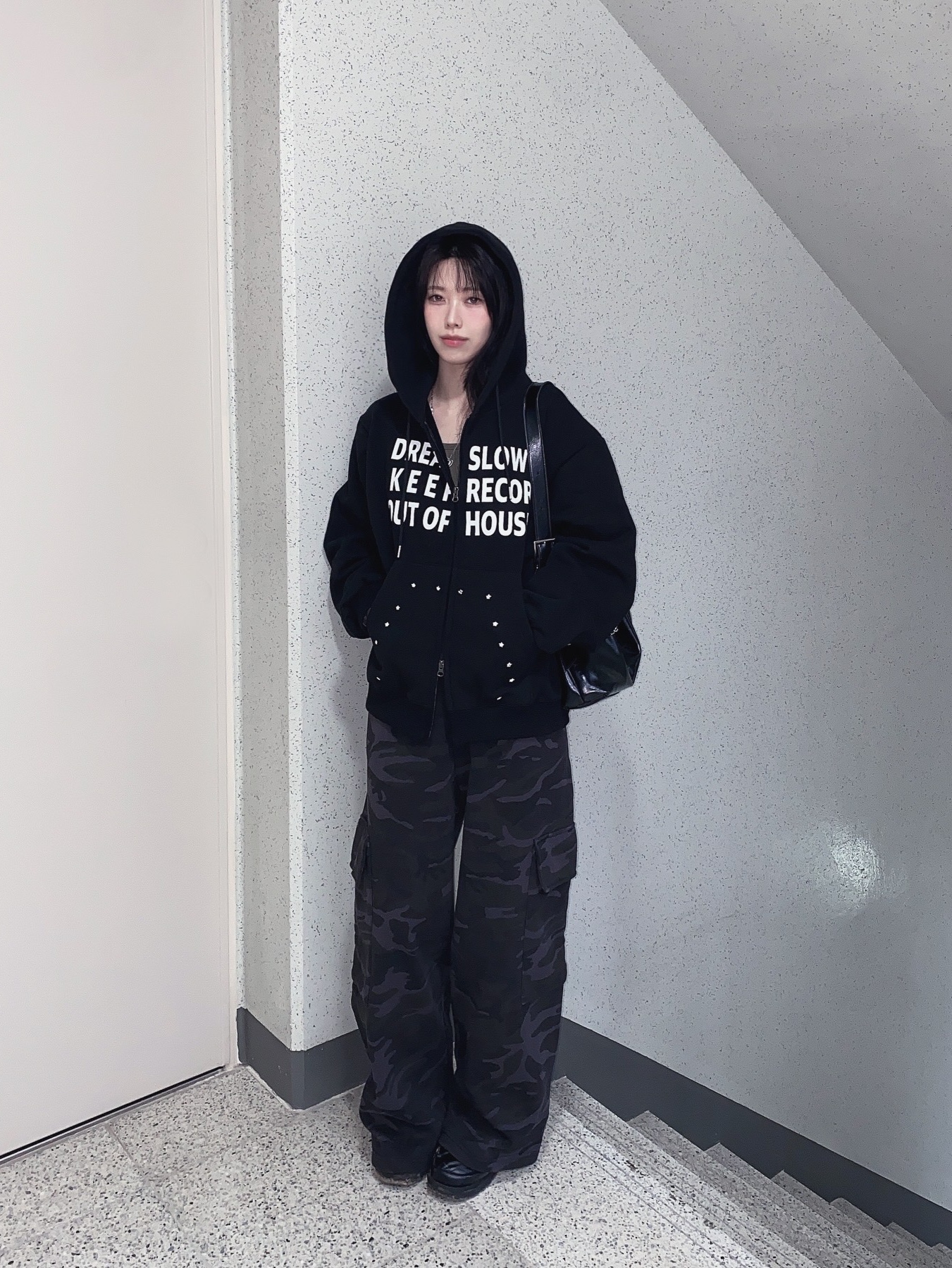 SLOW RECORD HOUSE Typo Star Hood Zip-up Black 착용 스타일 - 2