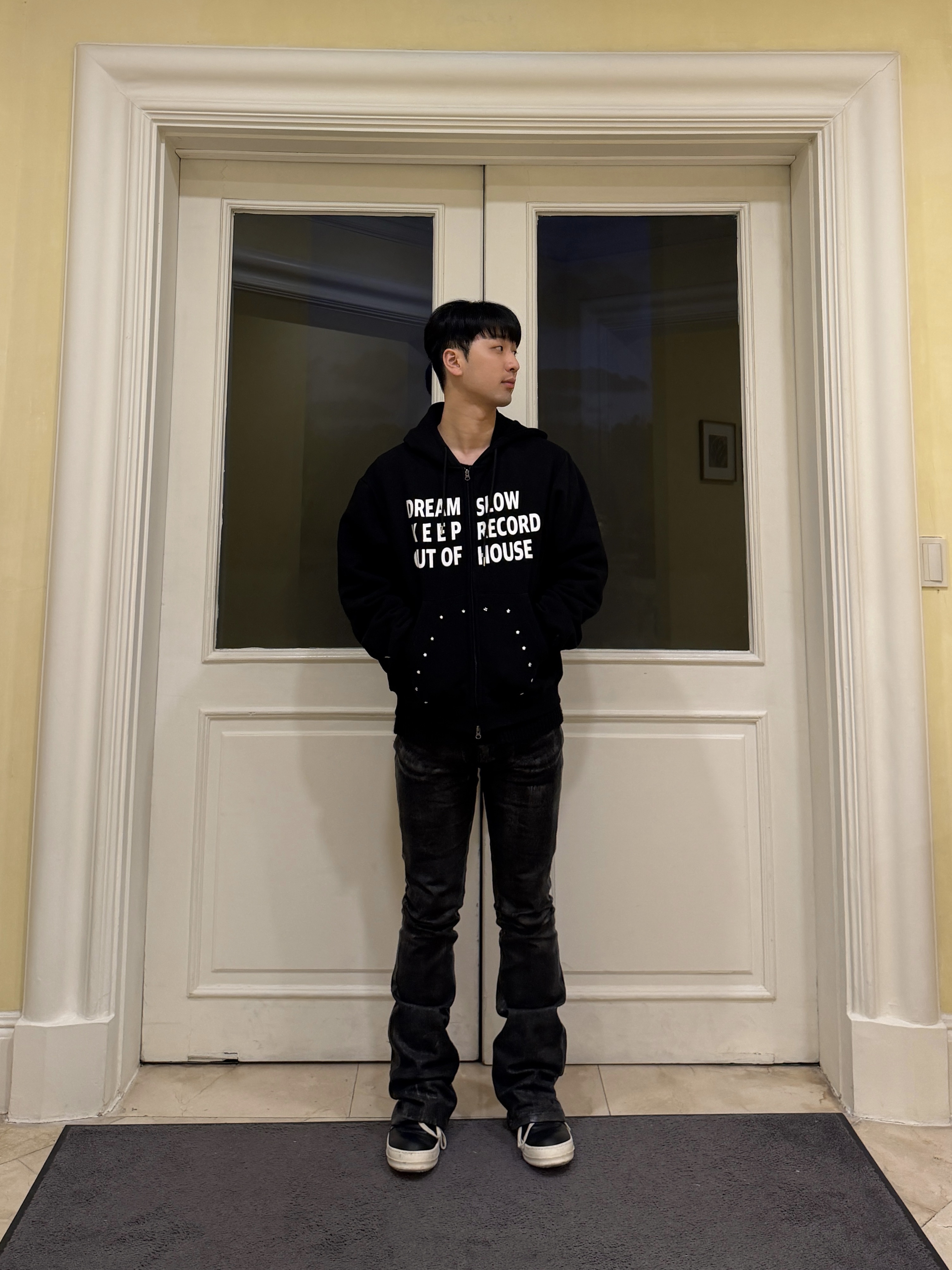 SLOW RECORD HOUSE Typo Star Hood Zip-up Black 착용 스타일 - 4